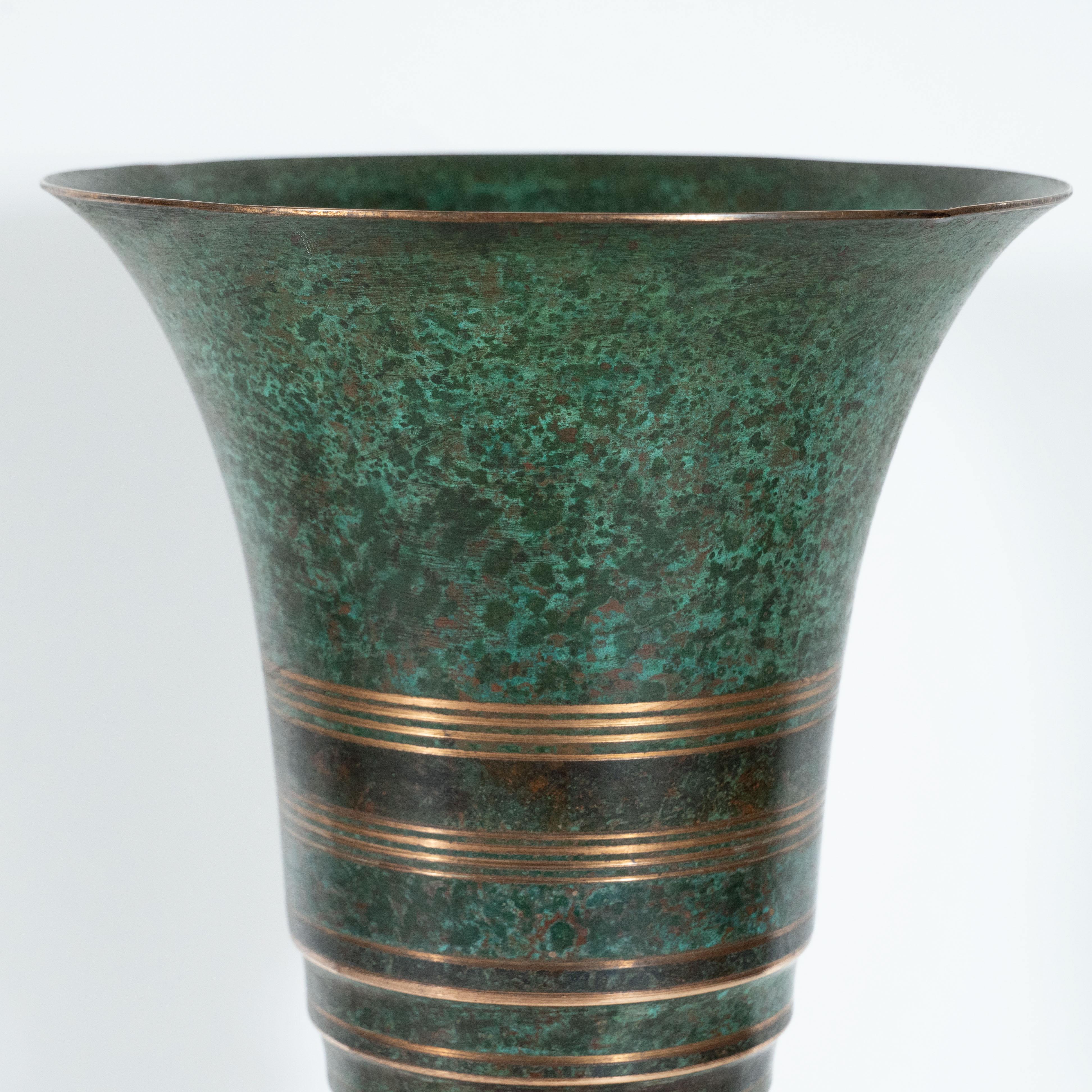 Paar Art-Déco-Wolkenkratzer-Urnen aus patinierter Bronze, Messing und Marmor, Deckenleuchten (Gold) im Angebot