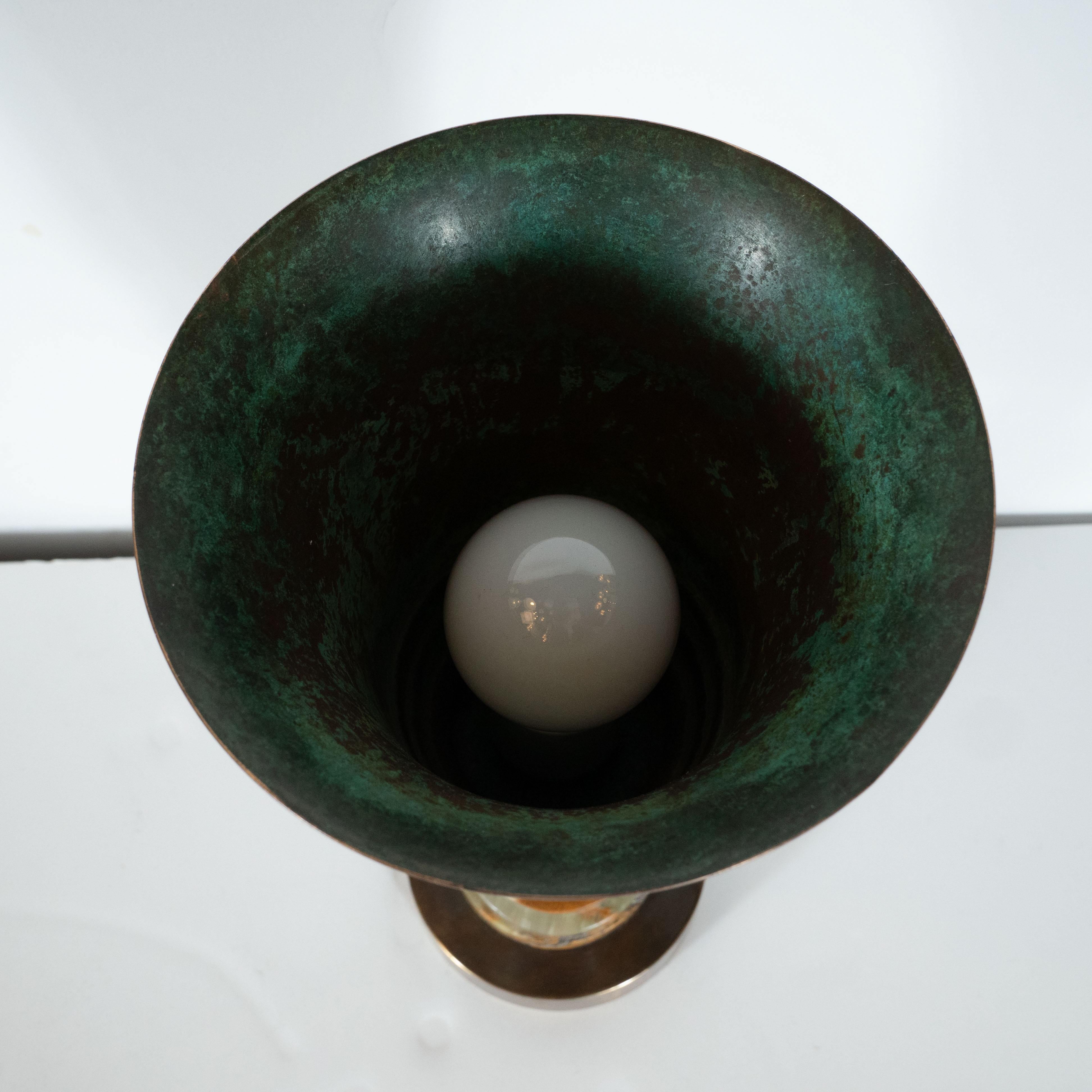 Paar Art-Déco-Wolkenkratzer-Urnen aus patinierter Bronze, Messing und Marmor, Deckenleuchten im Angebot 1