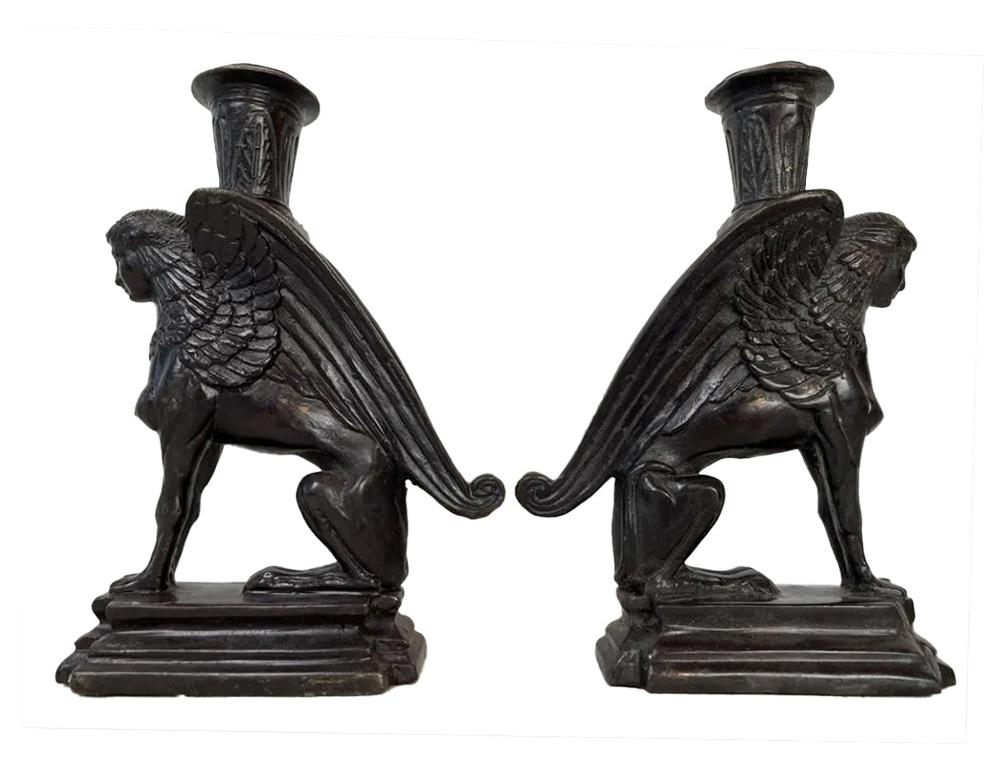 Ein atemberaubendes Paar Sphinx-Kerzenhalter im Art-Déco-Stil, ein Zeugnis der exquisiten Handwerkskunst des berühmten Maitland Smith. Diese aus massiver Bronze gegossenen Stücke verkörpern den Luxus und die Raffinesse, für die die Marke bekannt