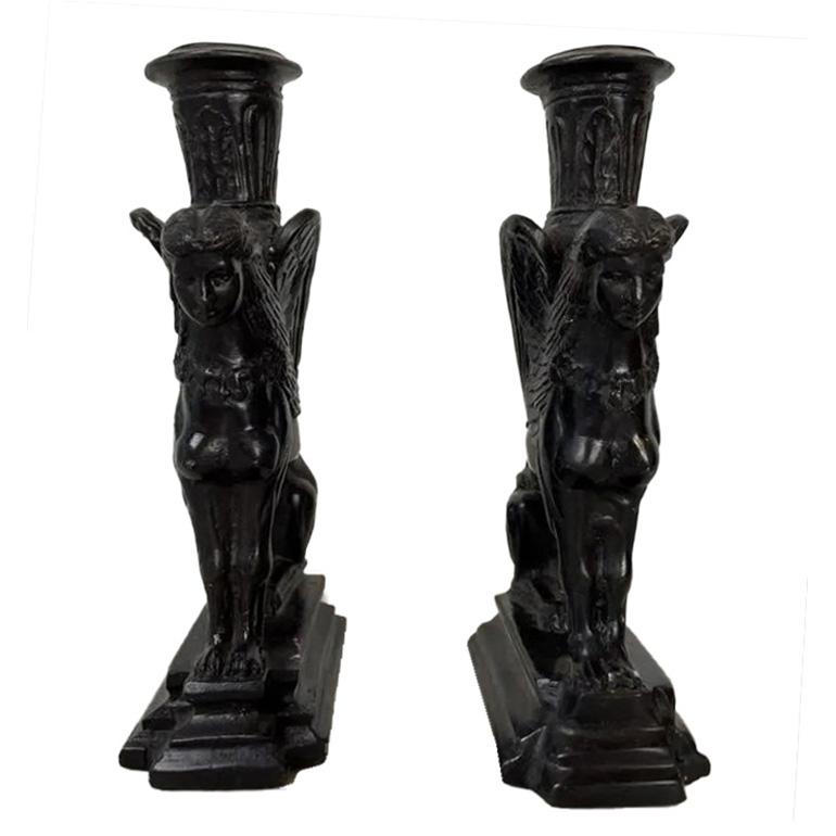 Ein Paar Art-Déco-Kerzenhalter aus Sphinx von Maitland Smith (Art déco) im Angebot