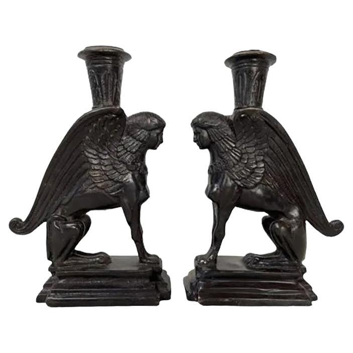 Ein Paar Art-Déco-Kerzenhalter aus Sphinx von Maitland Smith im Angebot