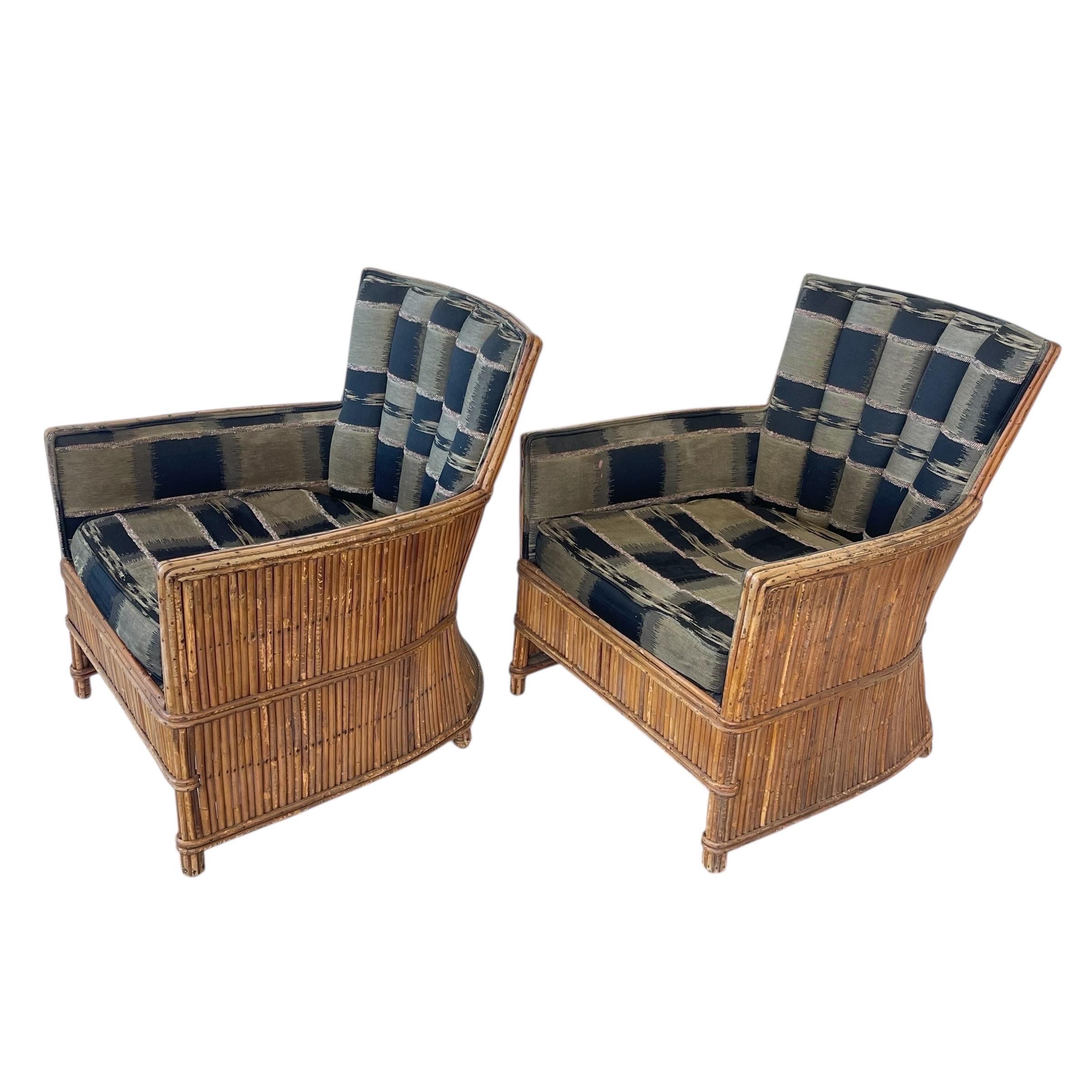 Paire originale de fauteuils club Art Déco en bambou et rotin fendu, avec un cadre en bambou plié et un extérieur en rotin fendu appliqué. L'intérieur est tapissé d'un tissu graphique, avec un dossier touffeté et un coussin d'assise détaché.  prêt à