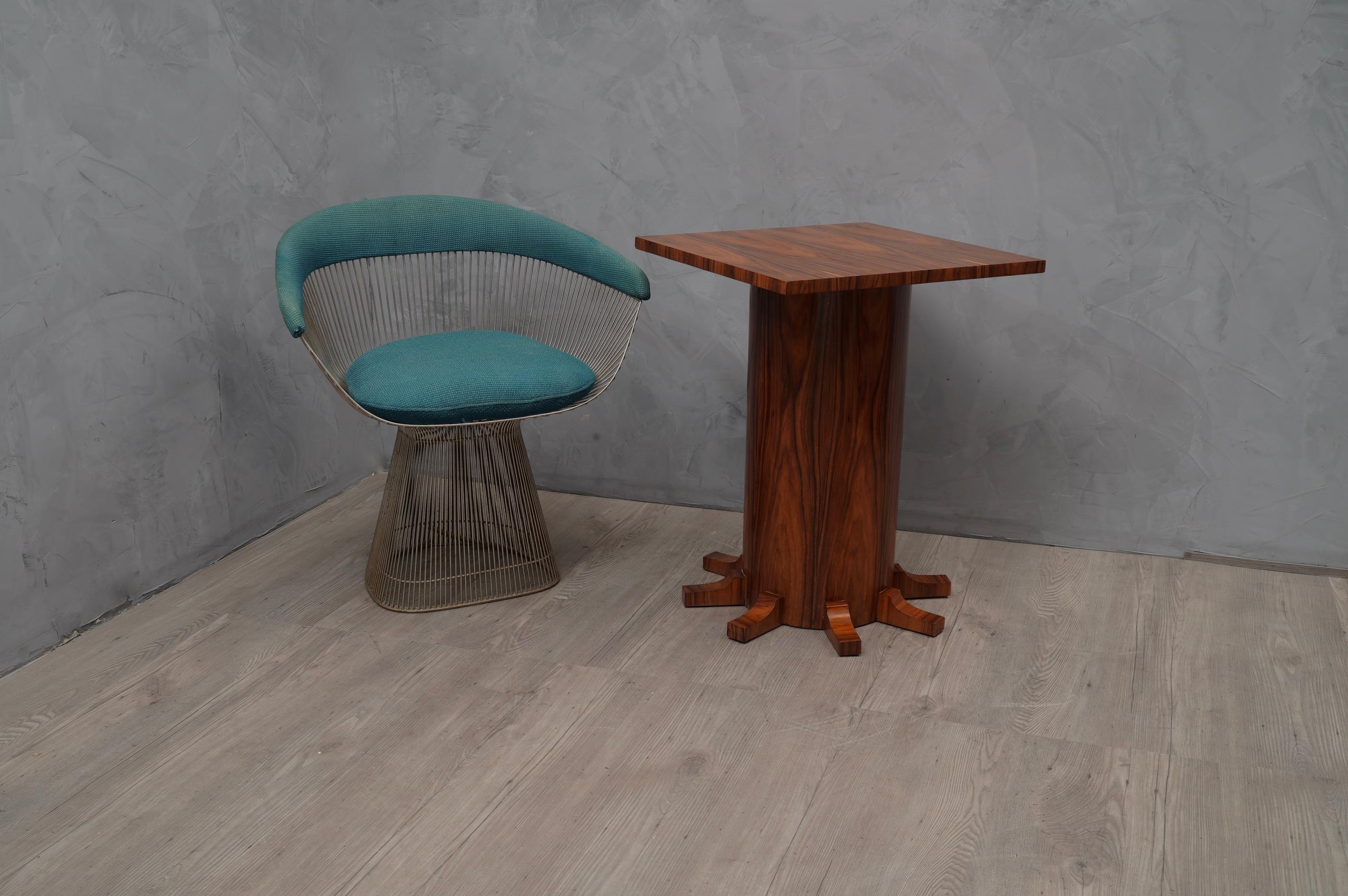 Pair of Art Deco side tables, of the first half of the 20th century.

All veneered in walnut wood, with perfectly square top. Below, the leg of cylindrical design, it has in the lower part of the small feet, positioned all around it. Particularly