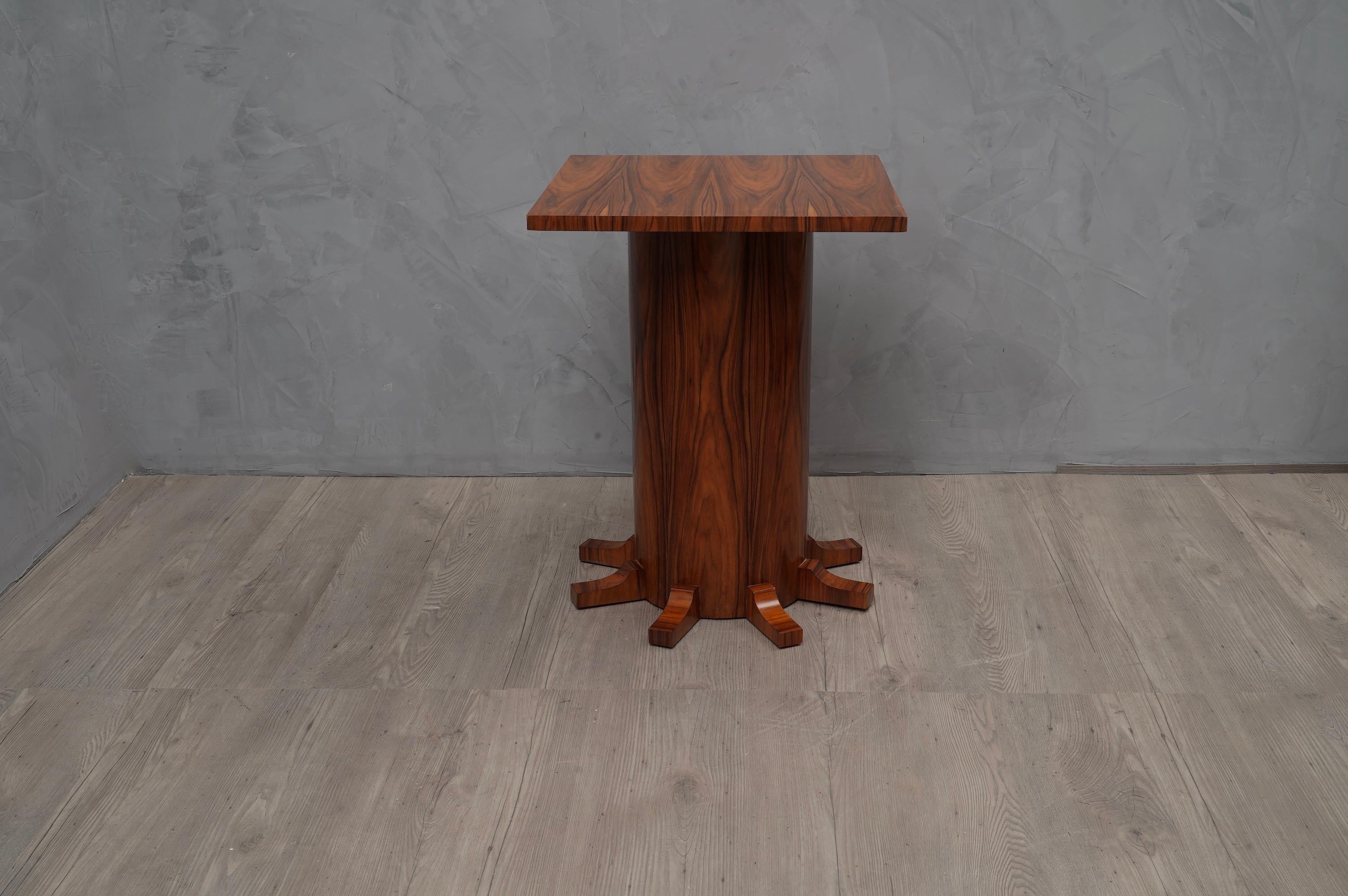 Pair of Art Deco Square Walnut Wood Side Tables, 1920 In Excellent Condition In Rome, IT