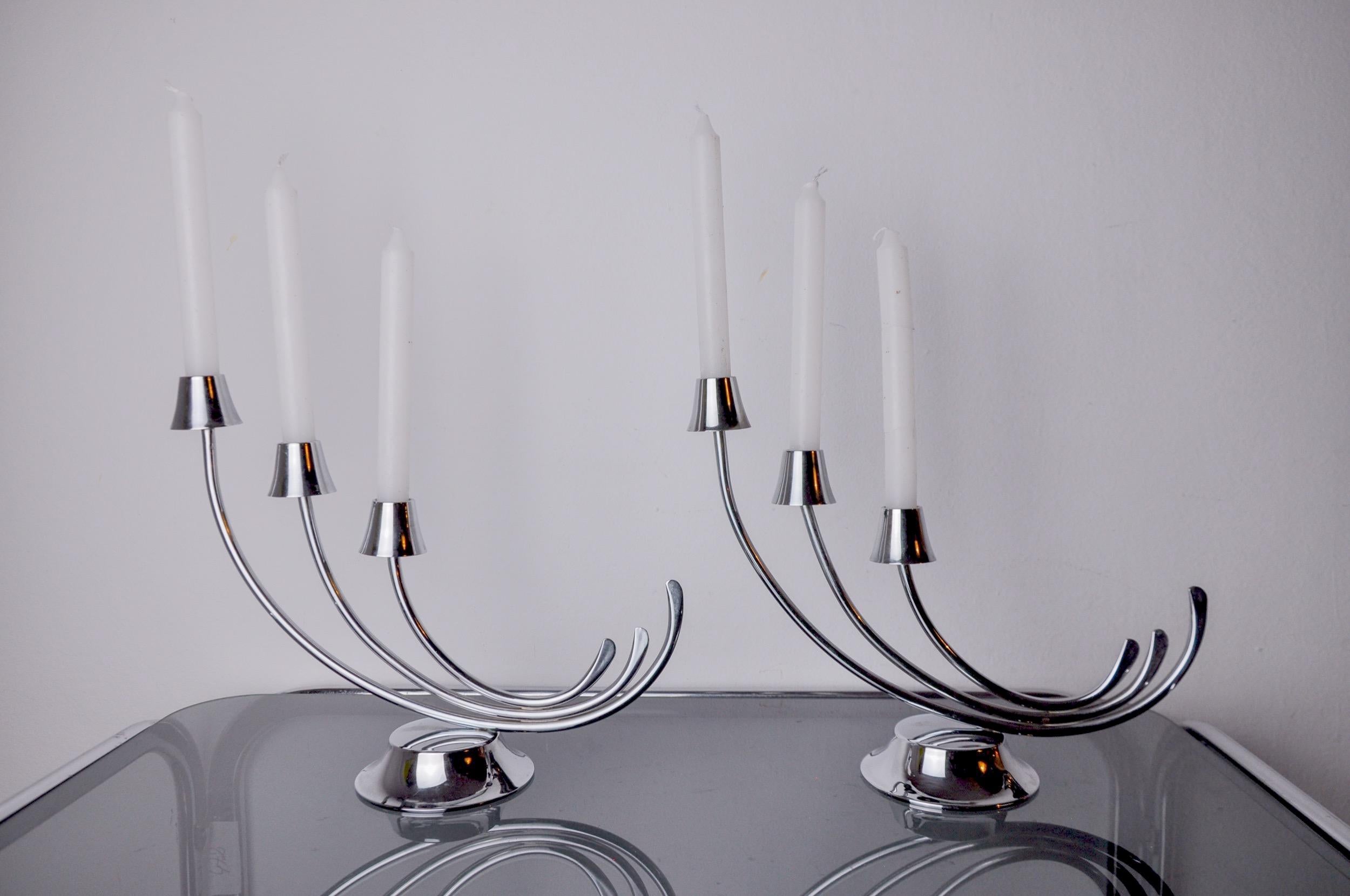 Très belle paire de chandeliers art déco en acier inoxydable conçus et produits en Espagne dans les années 1970. Structure en acier inoxydable 18/8 pouvant accueillir 3 bougies. Superbe objet design qui décorera à merveille votre intérieur. Très bon