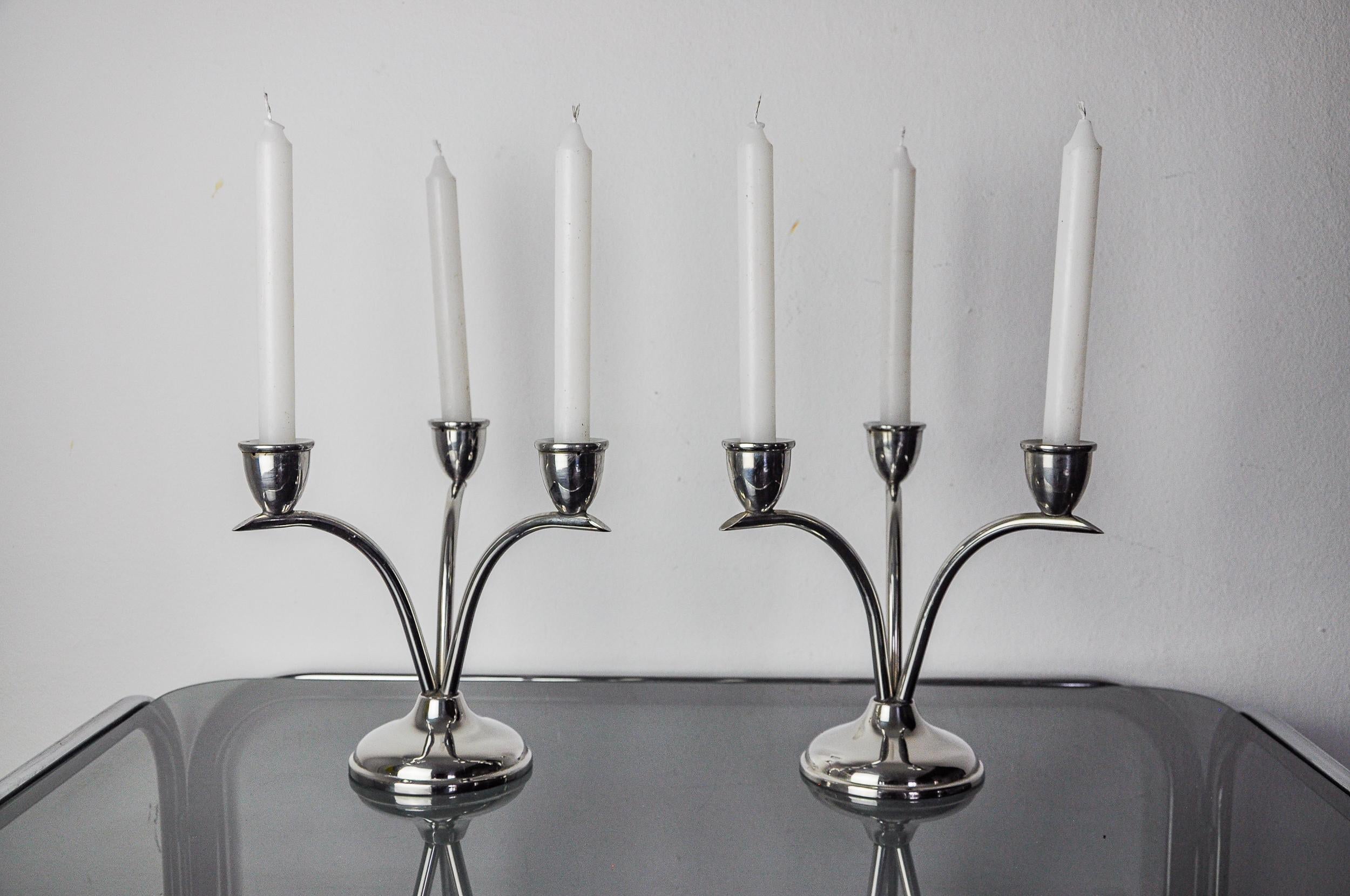 Hervorragendes Paar Kerzenhalter aus rostfreiem Stahl im Art-Deco-Stil, entworfen und hergestellt in Spanien in den 1970er Jahren. 18/8 Edelstahl-Struktur, die 3 Kerzen auf einer Struktur in Form von Stempeln halten kann. Hervorragendes