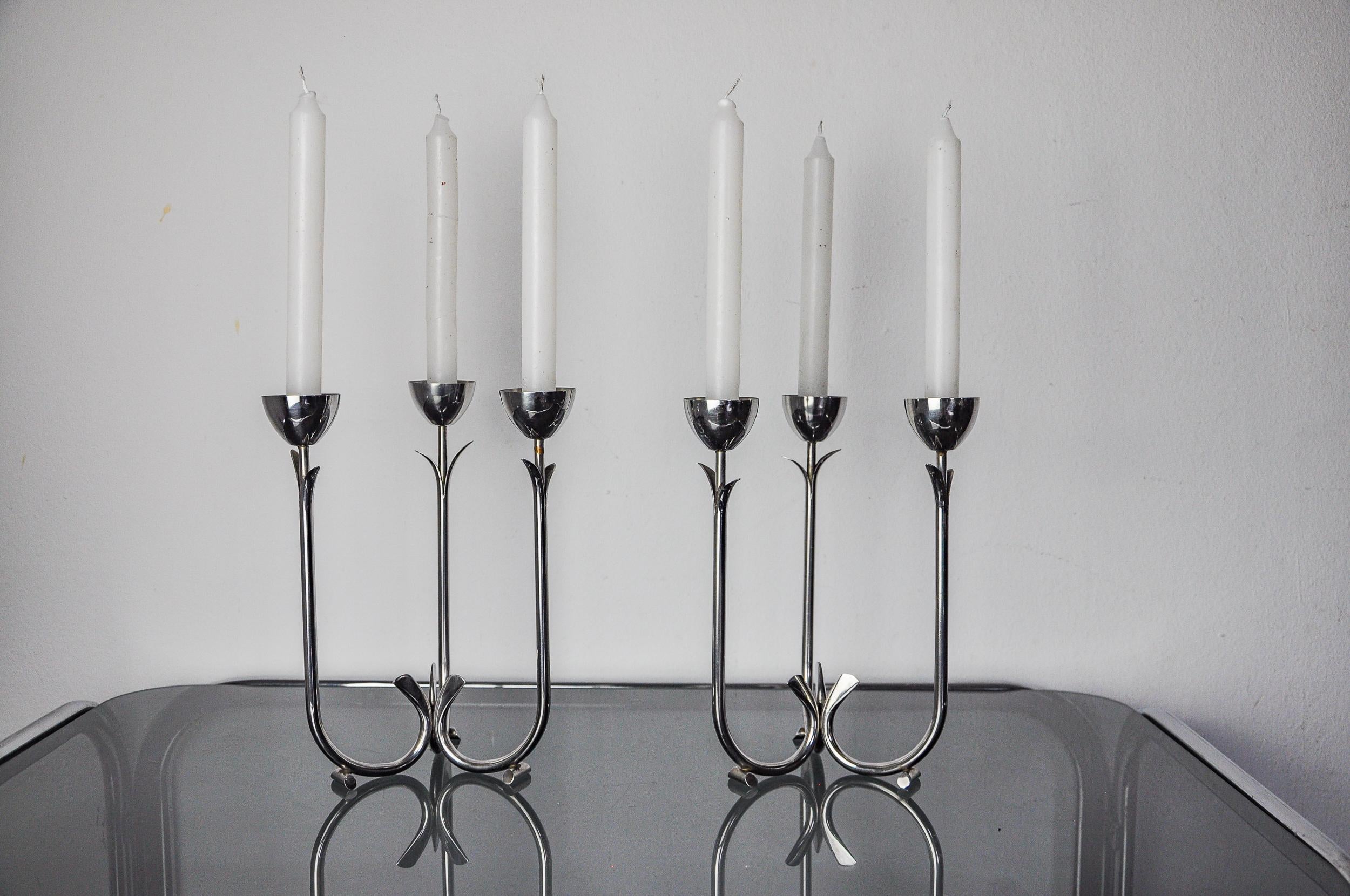 Splendida coppia di candelabri art déco in acciaio inossidabile progettati e prodotti in Spagna negli anni '70. Struttura in acciaio inossidabile 18/8 che può contenere 3 candele decorate con motivi floreali. Un superbo oggetto di design che