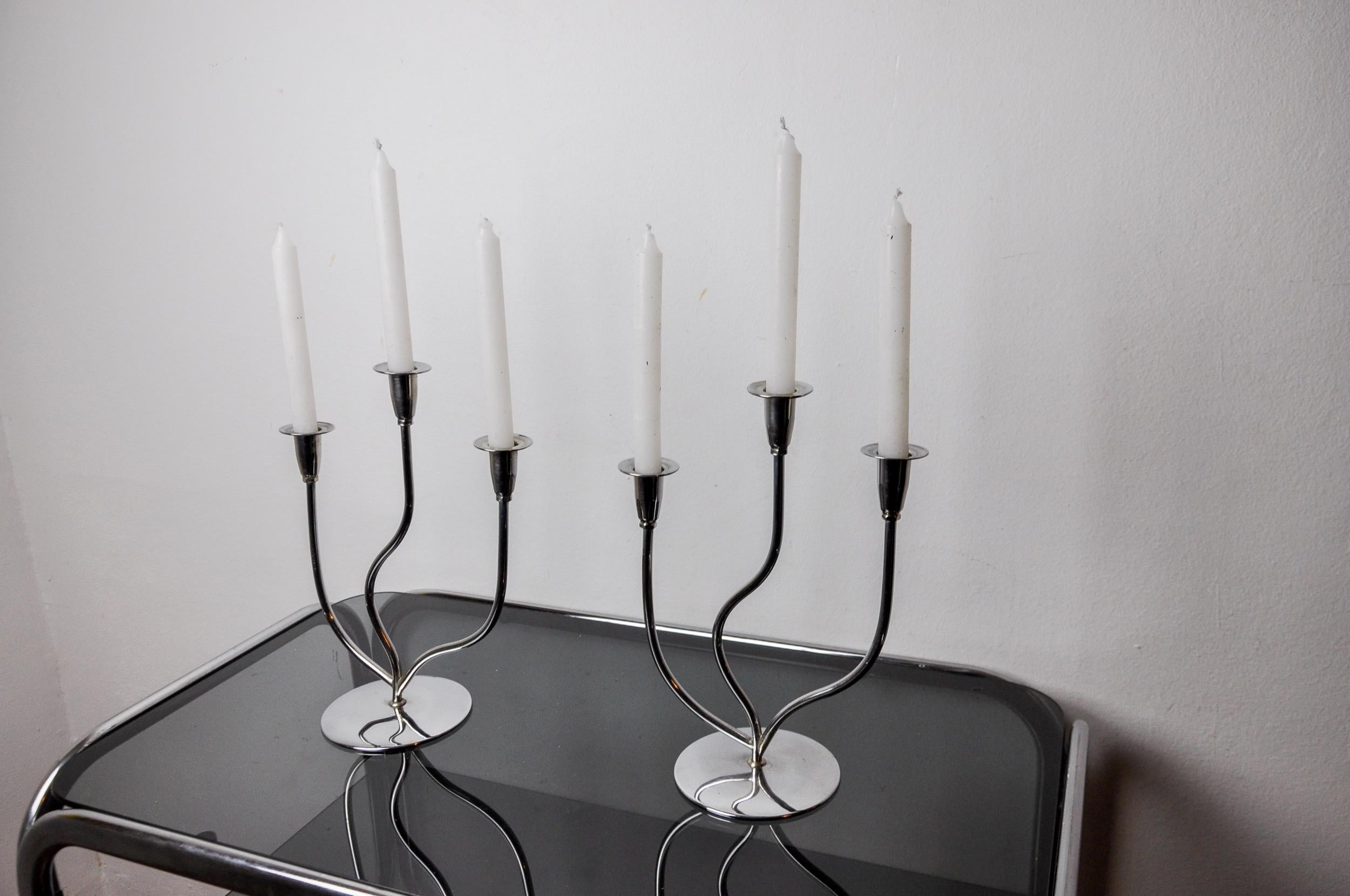 Paar 3-flammige Art-Déco-Kerzenständer aus Edelstahl, Spanien, 1970 (Spanisch) im Angebot