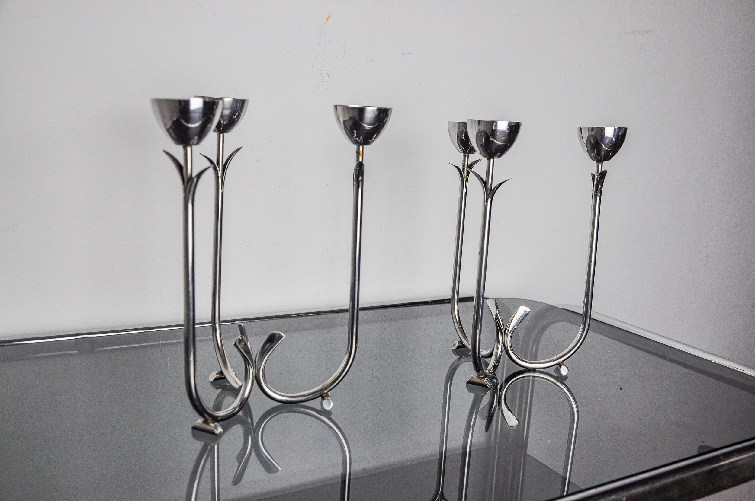 Metallo Coppia di candelabri a 3 fiamme in acciaio inox art déco, Spagna, 1970 in vendita