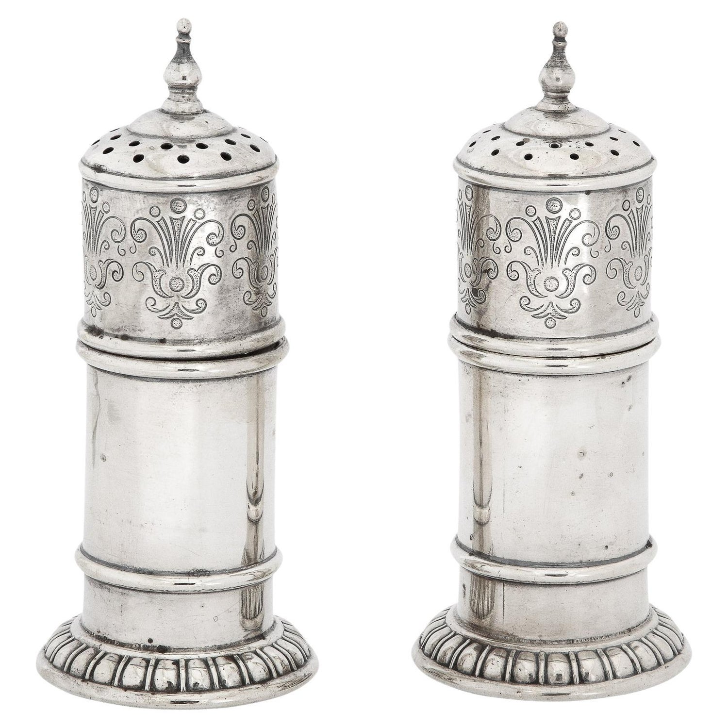 https://a.1stdibscdn.com/pair-of-art-deco-sterling-salt-and-pepper-shakers-by-rogers-lunt-and-bowlen-co-for-sale/f_7934/f_362695421695327300295/f_36269542_1695327300866_bg_processed.jpg?width=1500