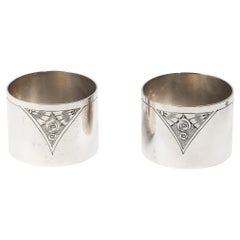 Pareja de servilleteros Art Déco de plata de ley con motivo cubista floral cincelado