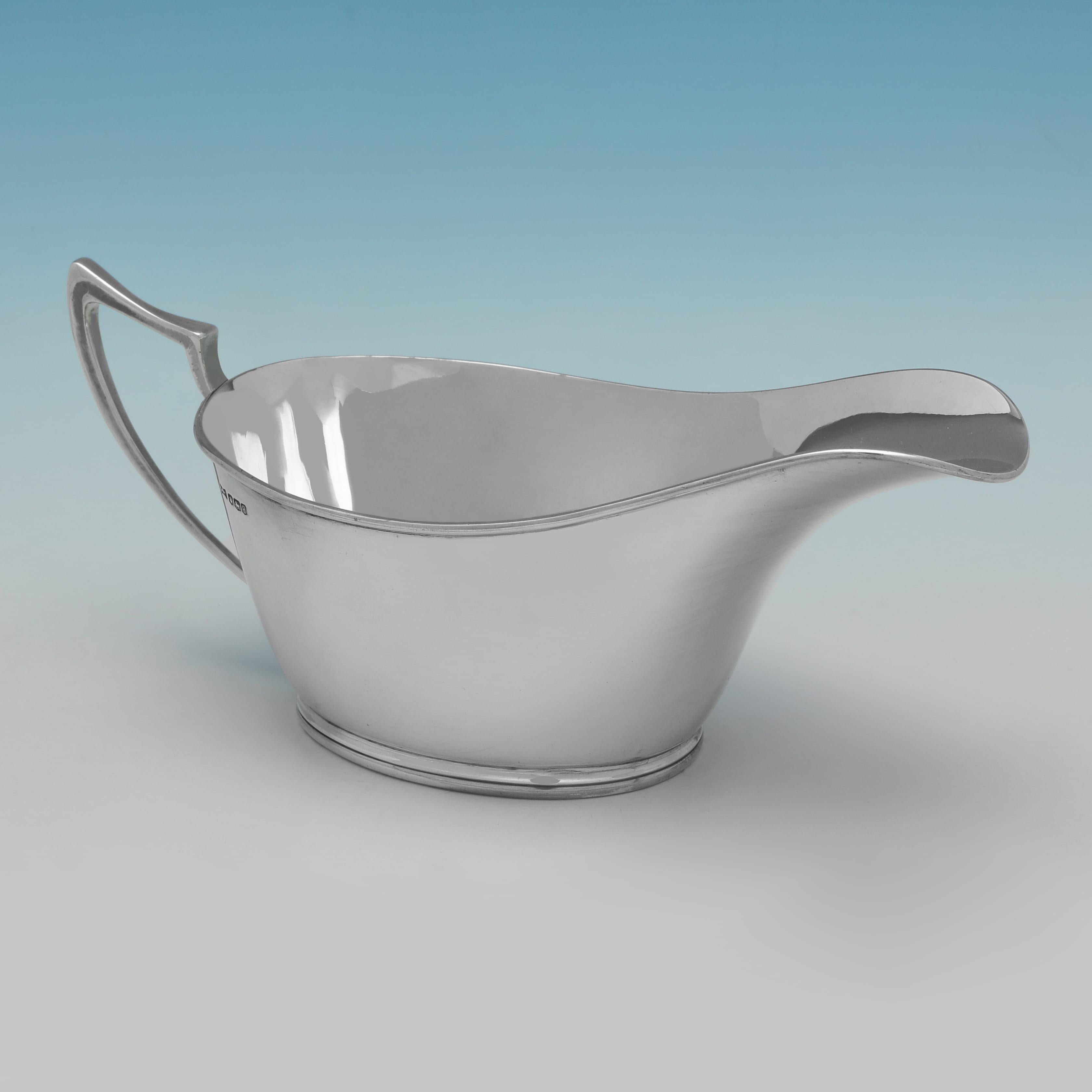 Marcada en Sheffield en 1933 por Walker & Hall, esta bonita pareja de salseras de plata de ley de la época de Jorge V es de estilo art déco, sencilla y con elegantes bordes de junco. Cada salsera mide 7 cm (2,75