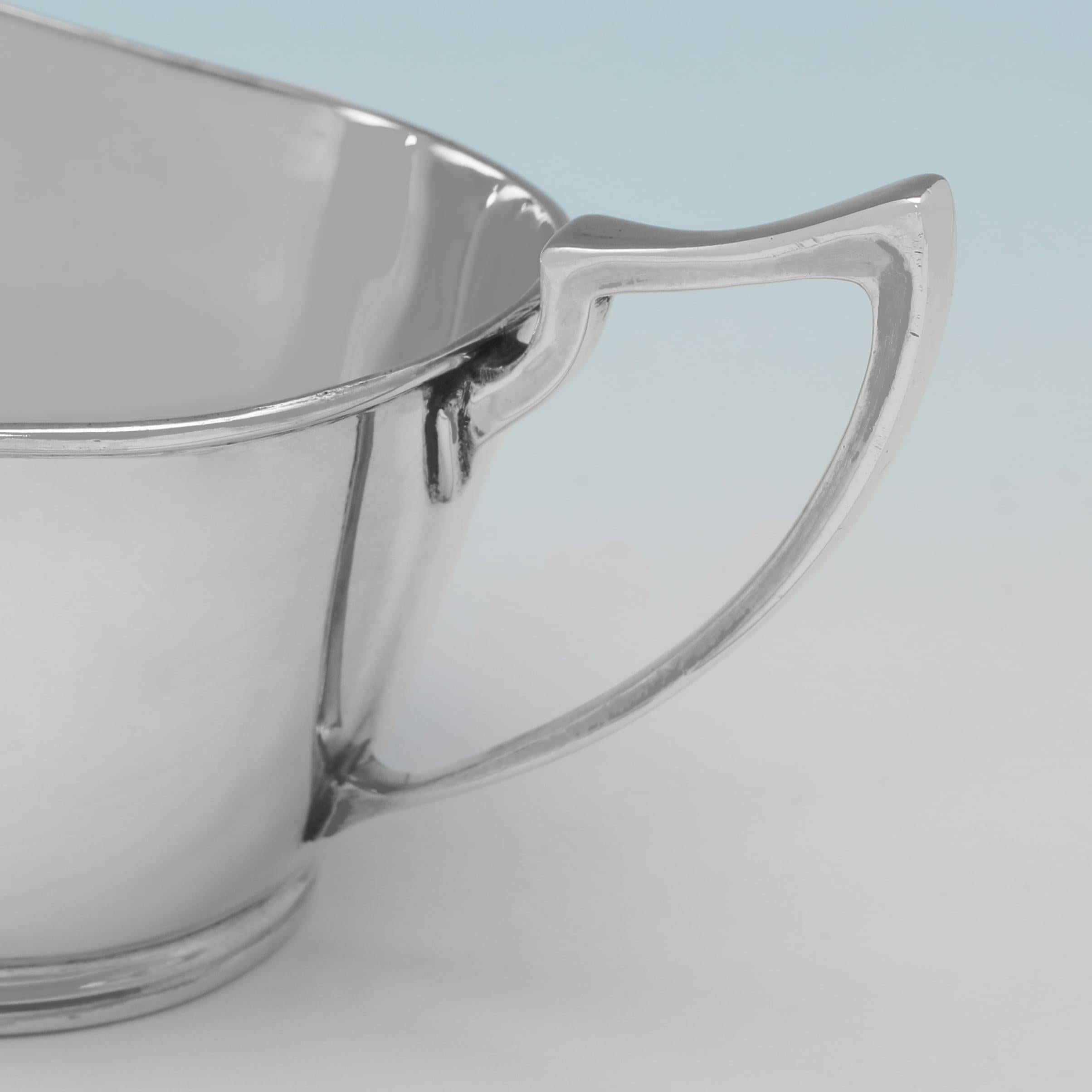 Pareja de salseras de plata de ley art déco fabricadas en 1933 por Walker & Hall Inglés en venta