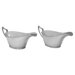Pareja de salseras de plata de ley art déco fabricadas en 1933 por Walker & Hall