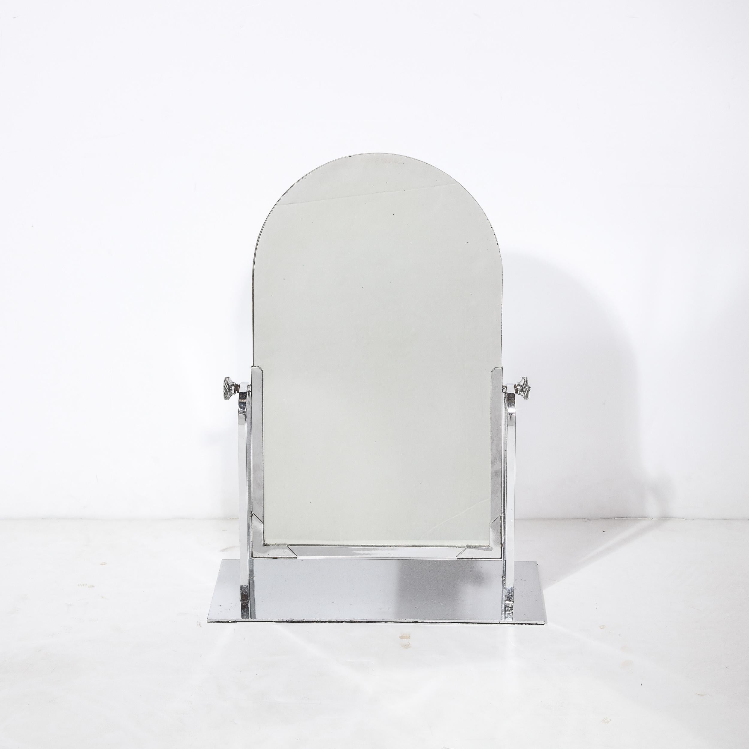 Dieses Paar verchromter Tischspiegel stammt aus den Vereinigten Staaten um 1935, ein brillantes Beispiel für stromlinienförmige Art-Déco-Accessoires in großer  Zustand und mit perfekter Funktionalität. Das Paar verfügt über einen bogenförmigen