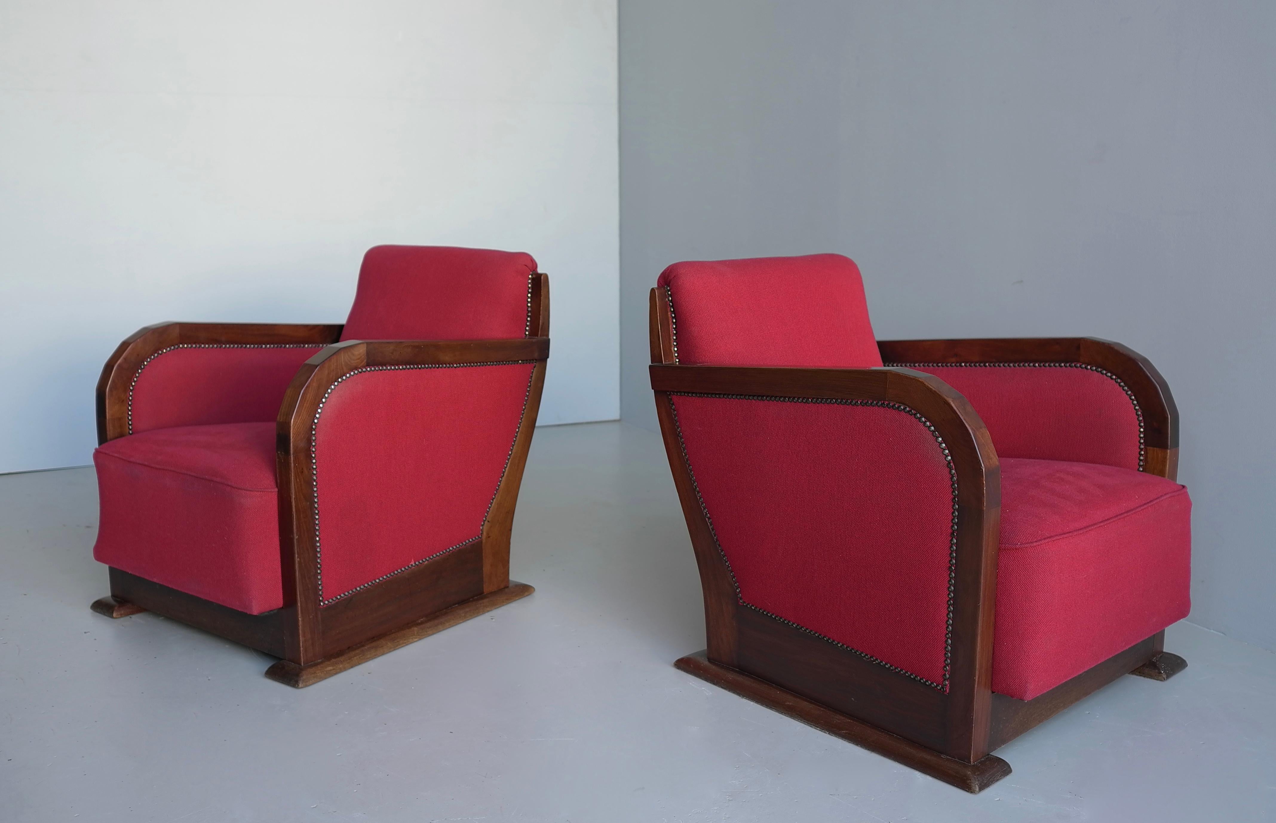 Coppia di poltrone in stile Art Déco in noce e tessuto, Francia, anni '30. Un bellissimo legno di noce scuro con un'ottima struttura. Queste poltrone meritano un bel velluto o un altro tessuto di alta qualità. Un elemento che attira l'attenzione in