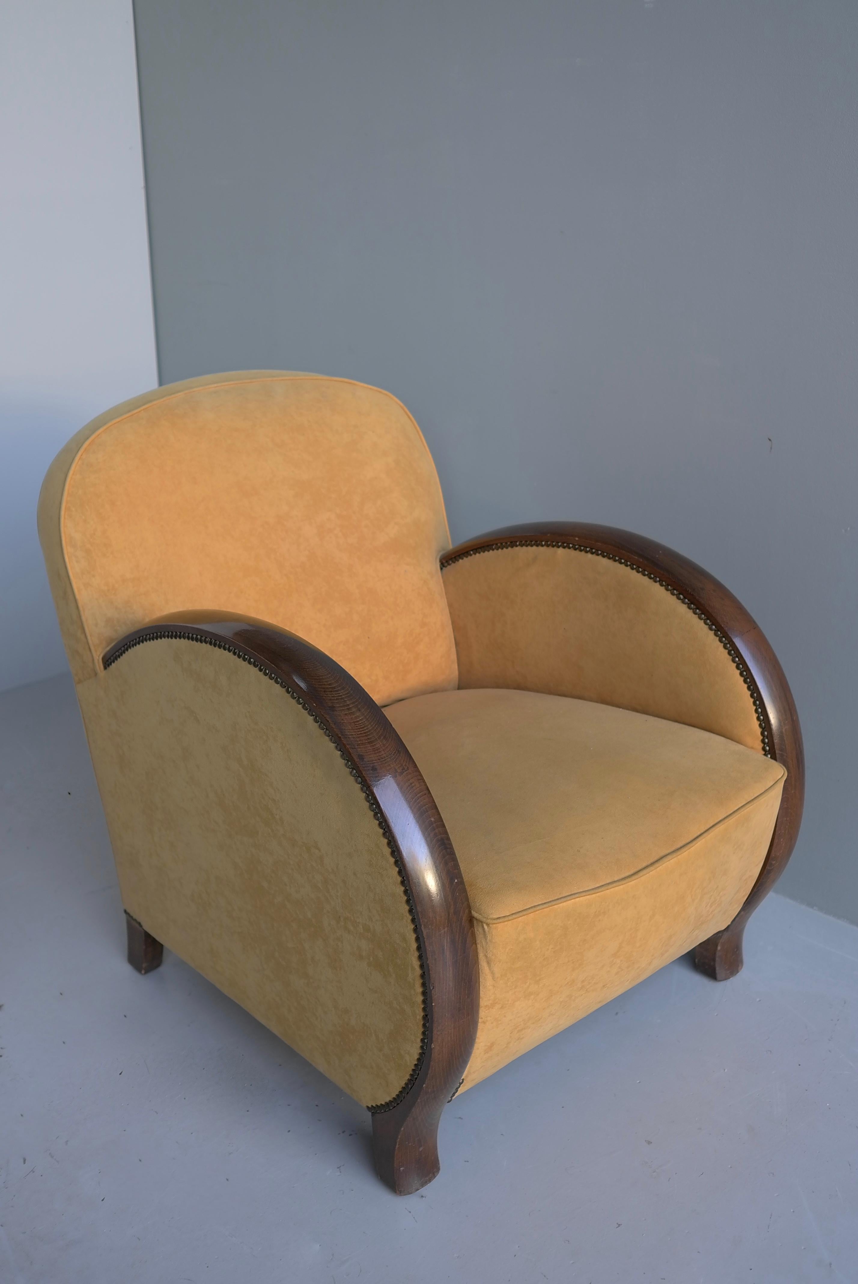 Ein Paar stromlinienförmige Art-Déco-Sessel aus gelbem Samt mit hölzernen Armen, 1930er Jahre im Angebot 8