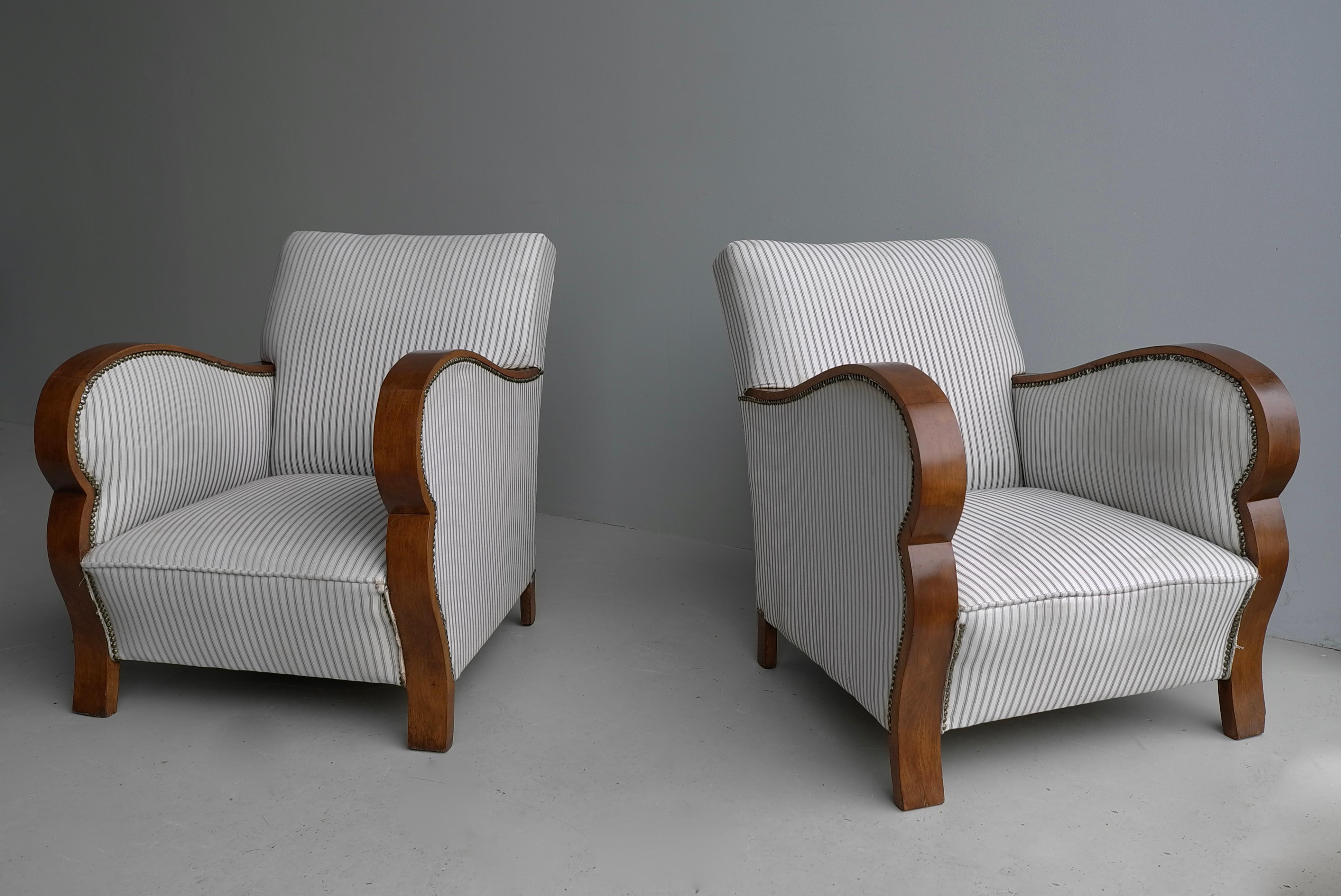 French Pair of Art Deco Streamlined Lounge Chairs with Wooden Curved Arms, 1930's For Sale