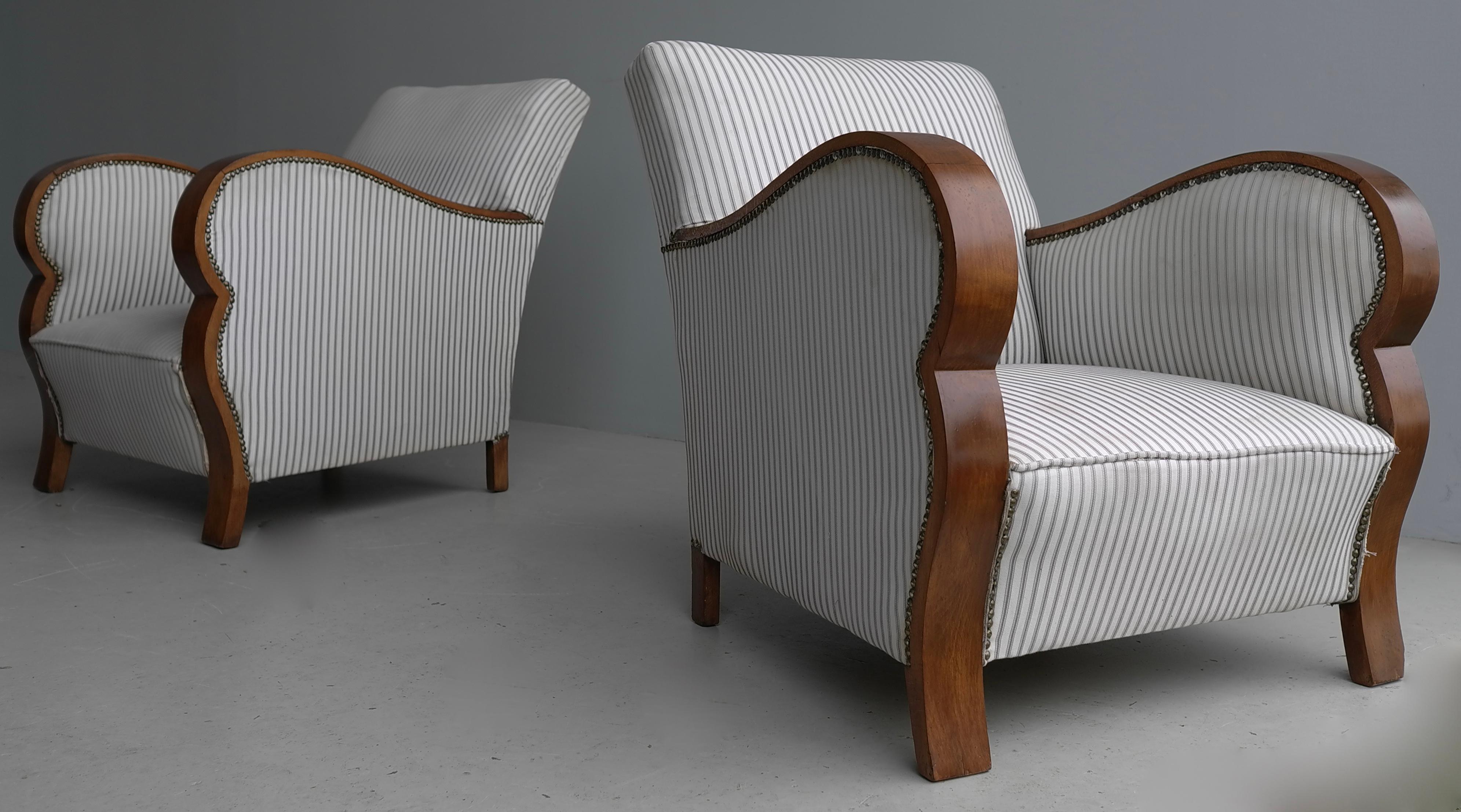 Pair of Art Deco Streamlined Lounge Chairs with Wooden Curved Arms, 1930's In Good Condition For Sale In Den Haag, NL