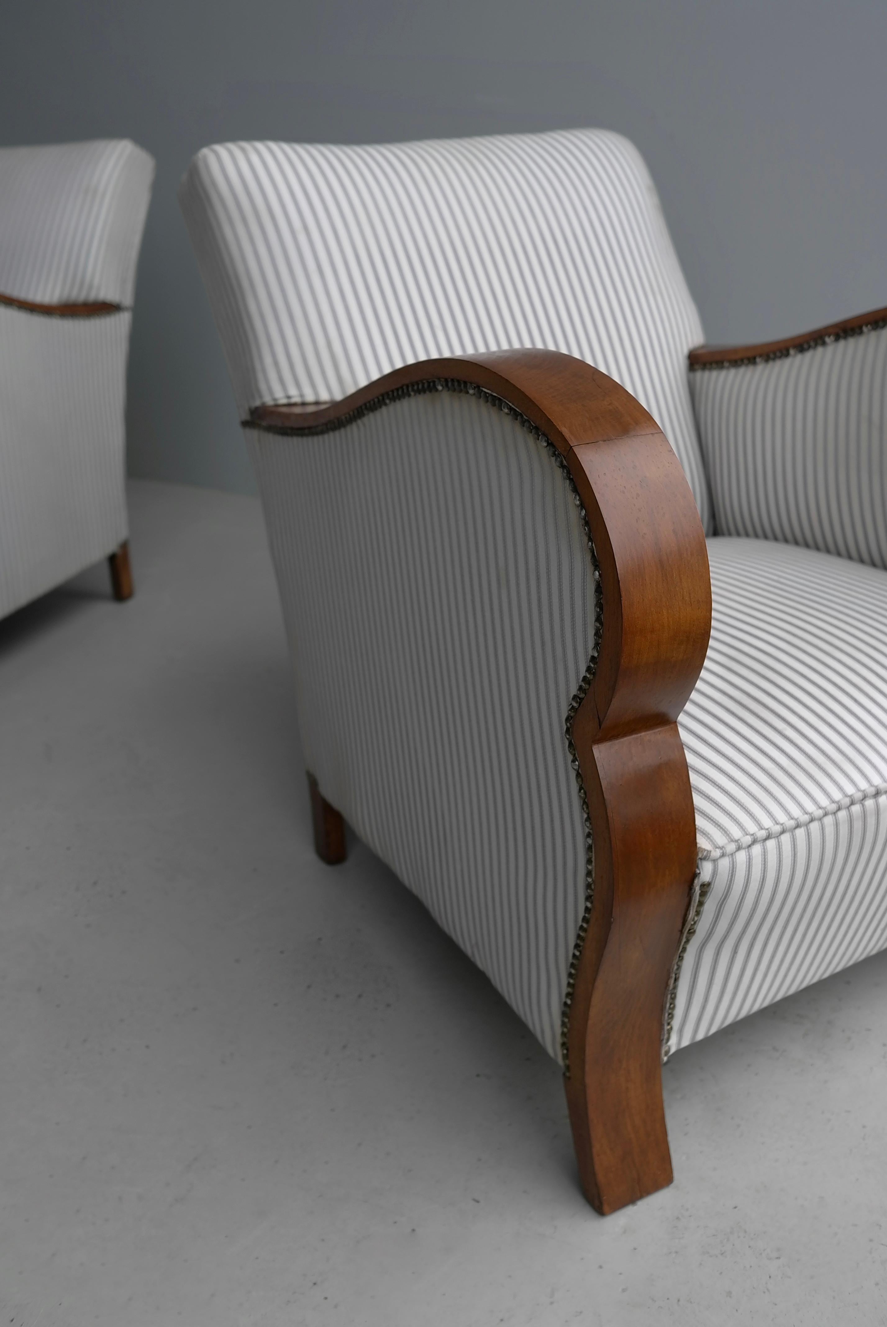 Mid-20th Century Pair of Art Deco Streamlined Lounge Chairs with Wooden Curved Arms, 1930's For Sale