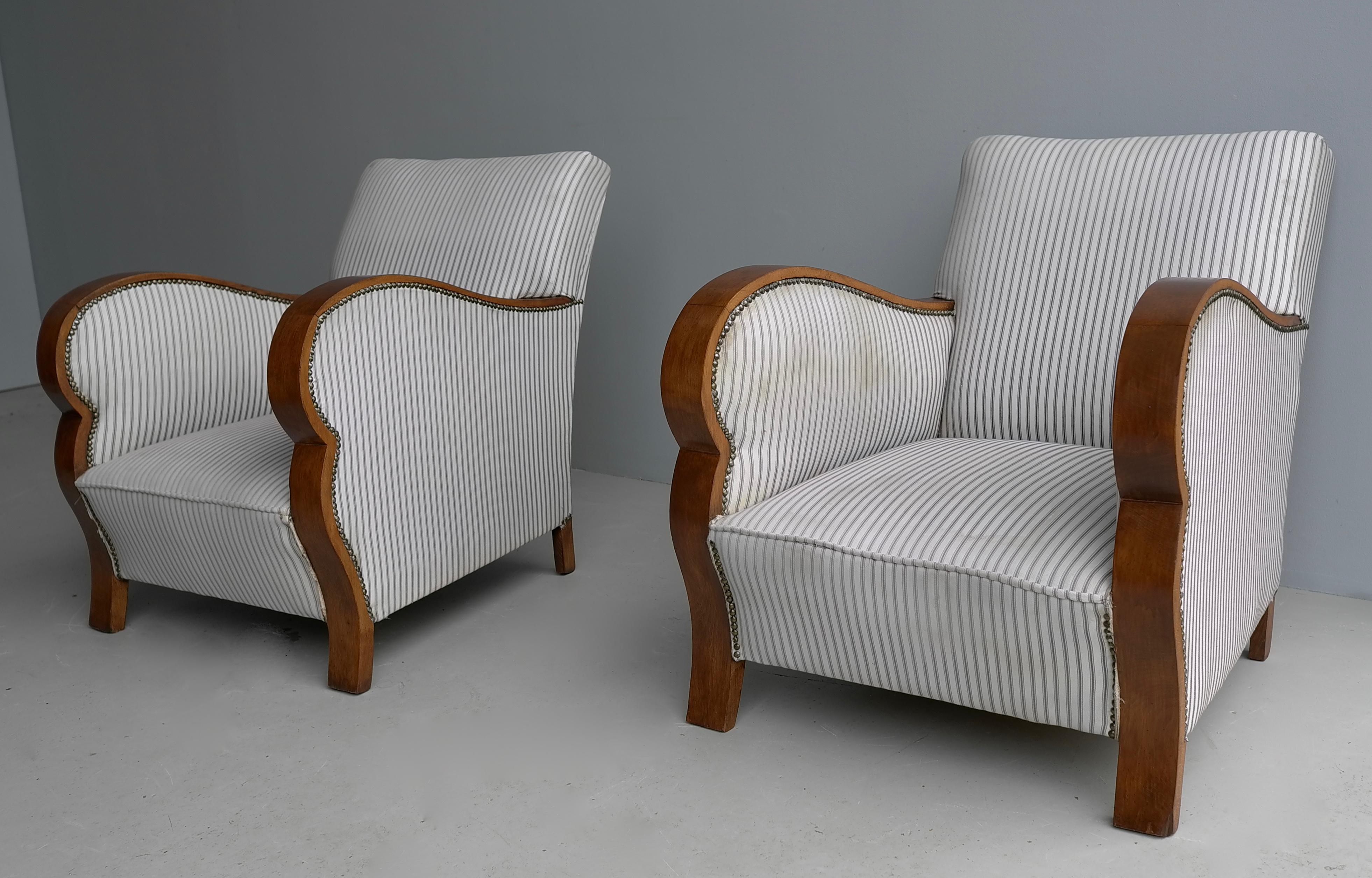 Pair of Art Deco Streamlined Lounge Chairs with Wooden Curved Arms, 1930's For Sale 1