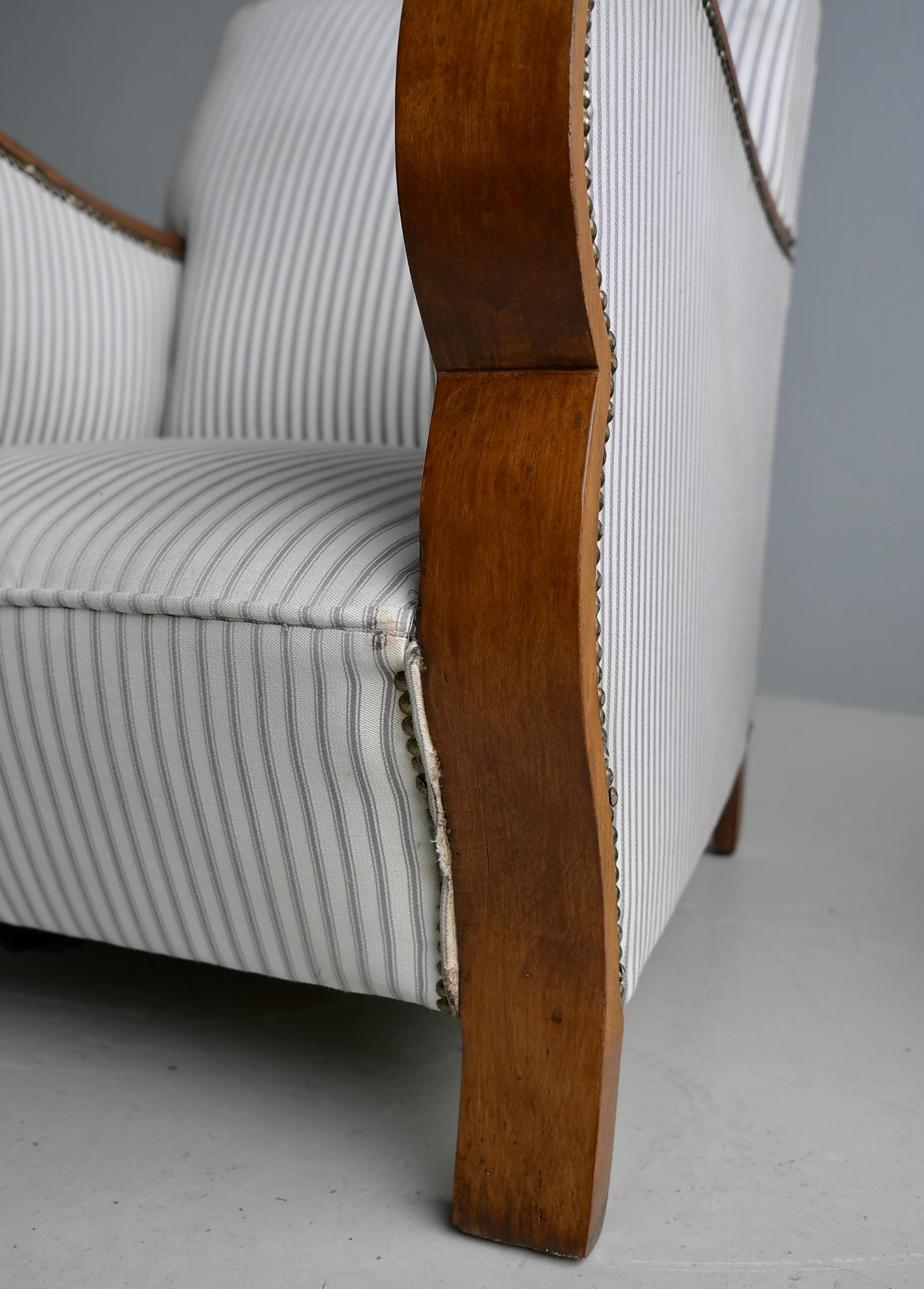 Pair of Art Deco Streamlined Lounge Chairs with Wooden Curved Arms, 1930's For Sale 3