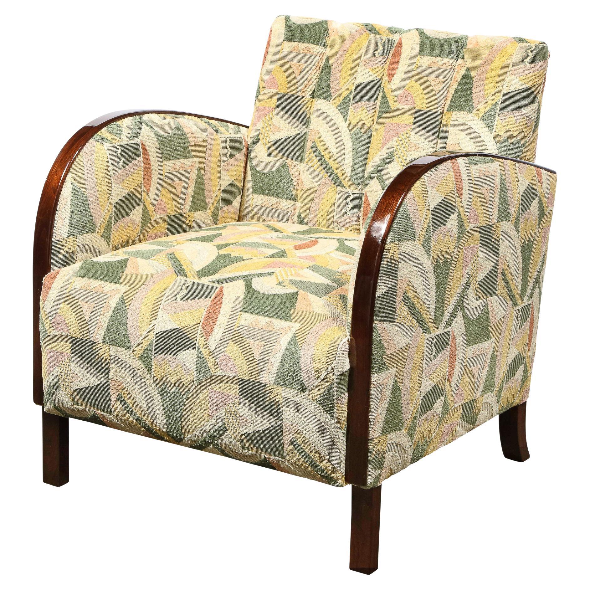 Dieses atemberaubende Paar Art-Déco-Club- und Sessel wurde um 1930 in Frankreich hergestellt. Sie verfügen über stromlinienförmige Arme, voluminöse rechteckige Vorderbeine und leicht gewölbte Hinterbeine aus glänzendem Nussbaumholz. Die Stühle