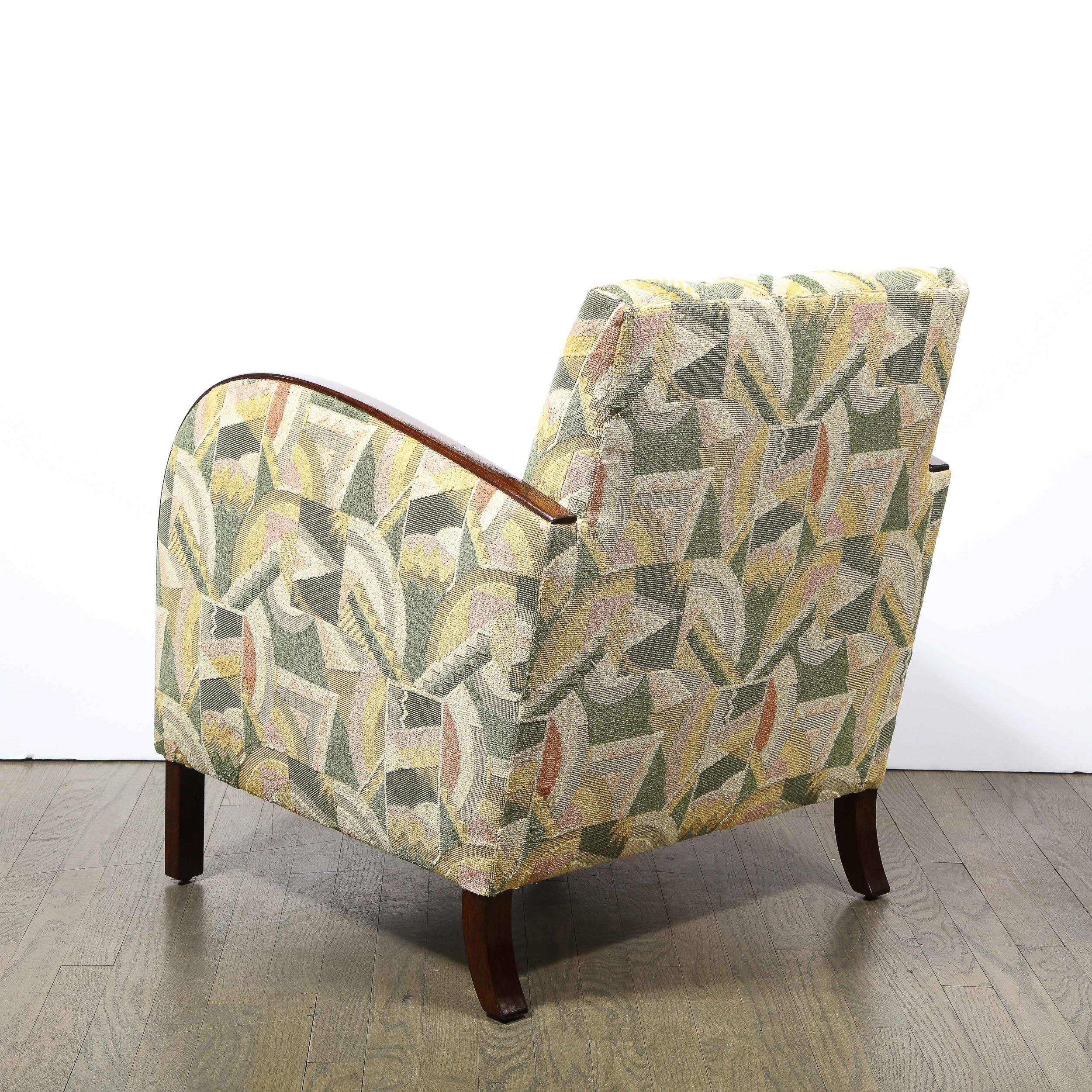 Tissu Paire d'élégants fauteuils club Art Déco en noyer avec tissu cubiste Clarence House en vente