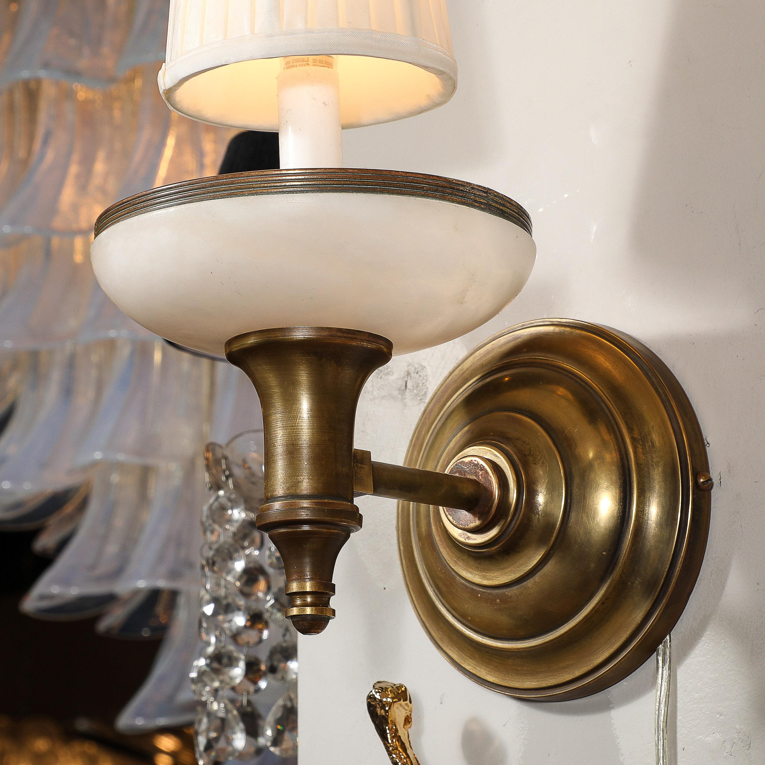 italien Paire d'appliques de style Art déco en albâtre et laiton vieilli en vente