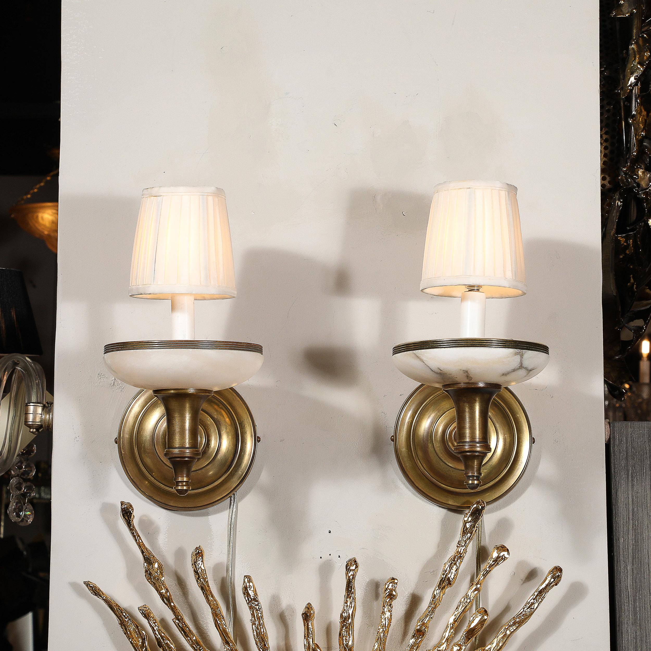 20ième siècle Paire d'appliques de style Art déco en albâtre et laiton vieilli en vente