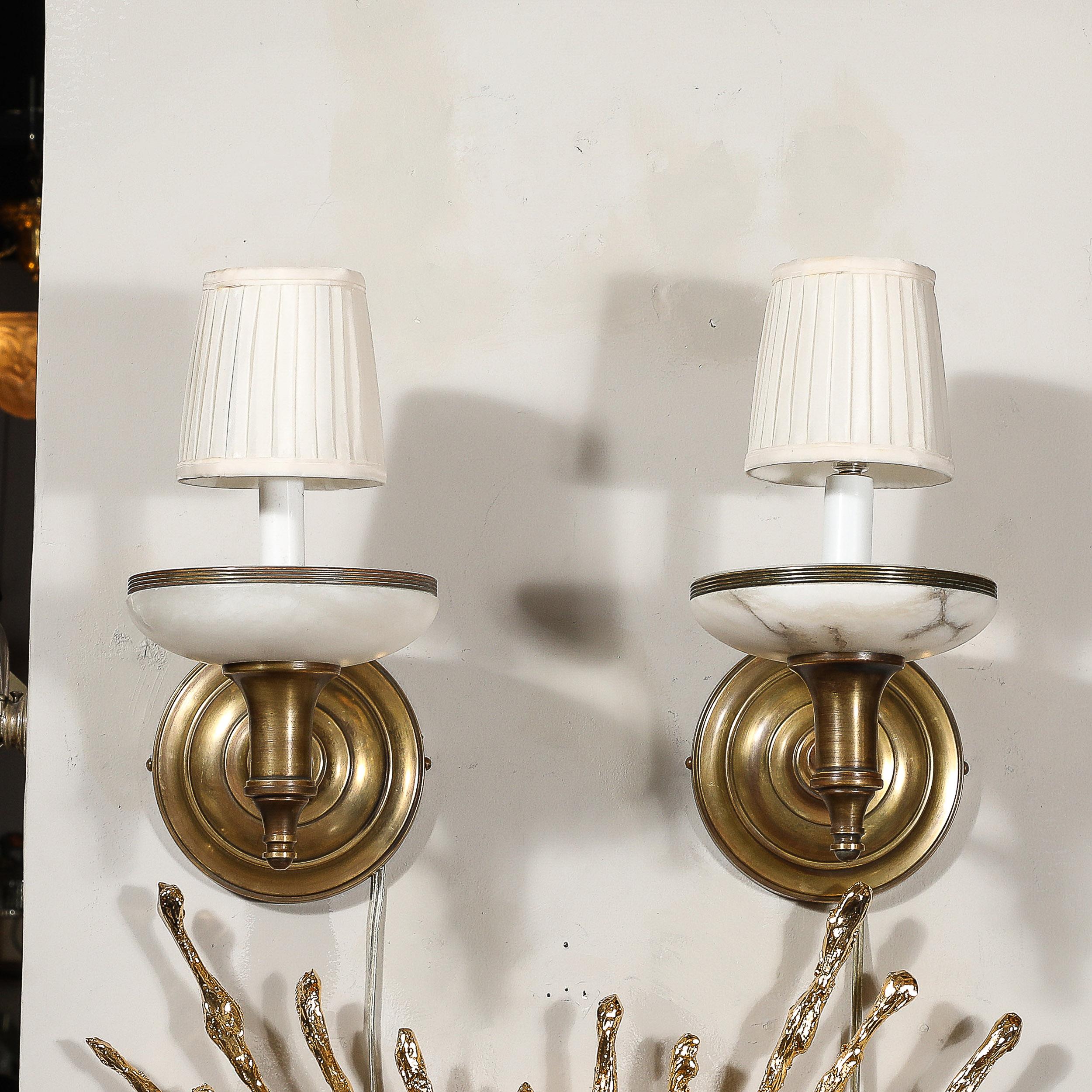Laiton Paire d'appliques de style Art déco en albâtre et laiton vieilli en vente