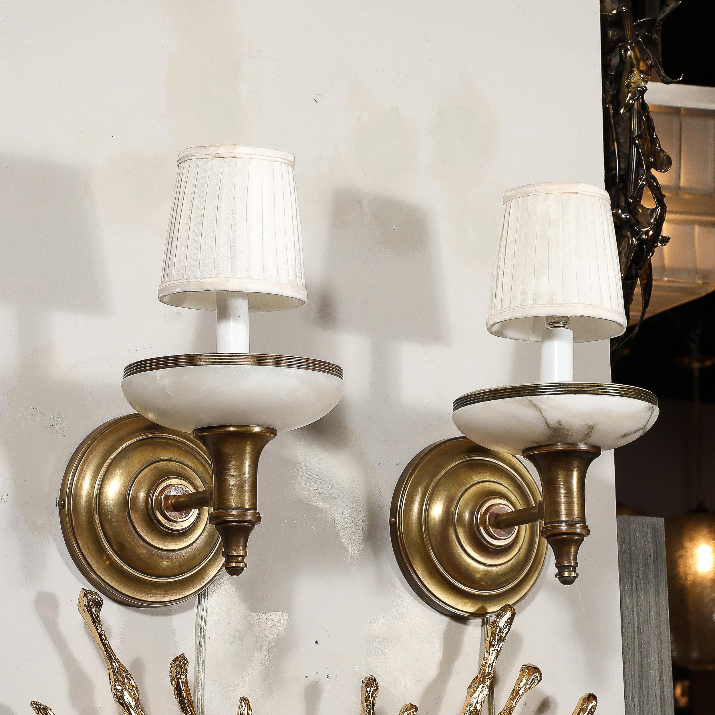 Paire d'appliques de style Art déco en albâtre et laiton vieilli en vente 1