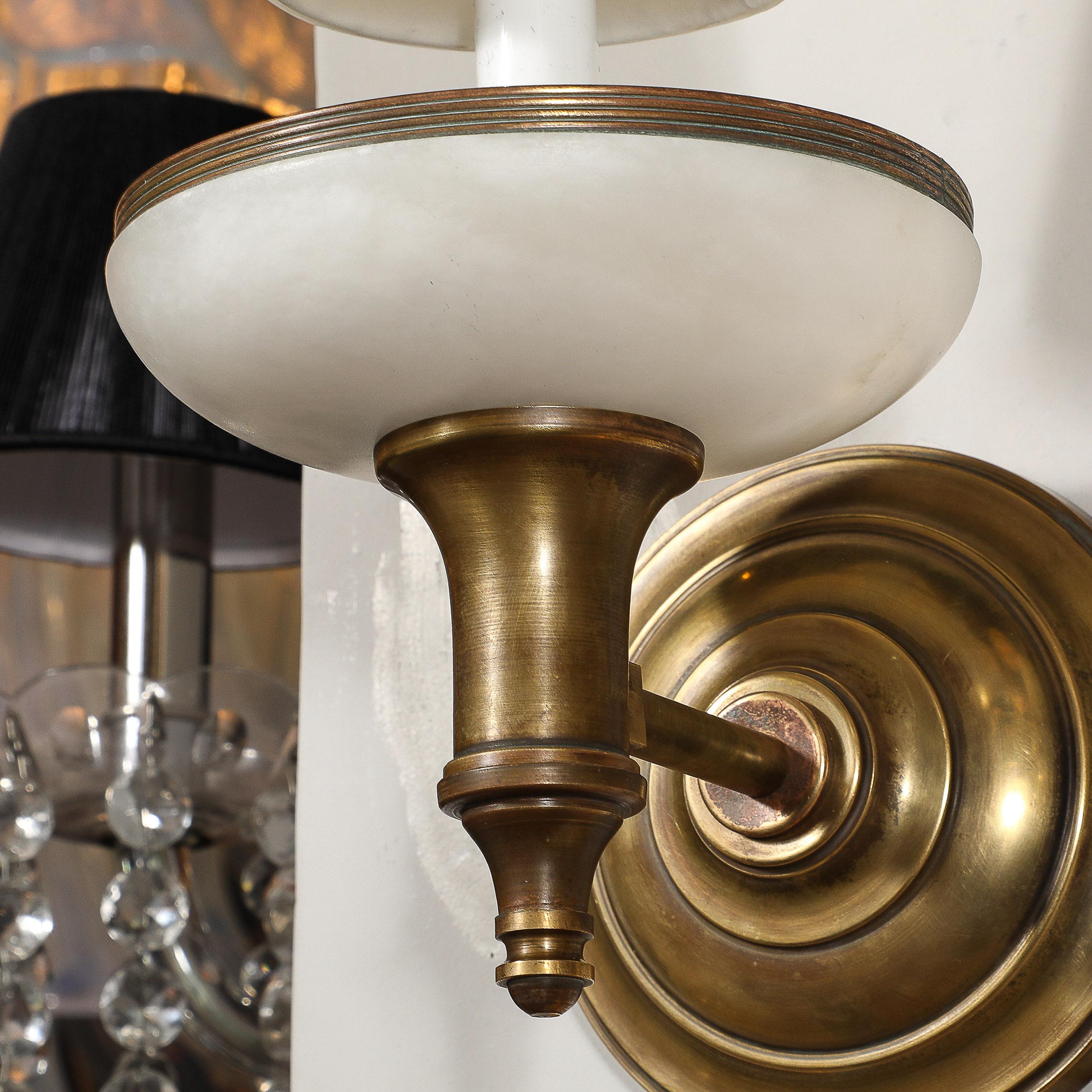 Paire d'appliques de style Art déco en albâtre et laiton vieilli en vente 3