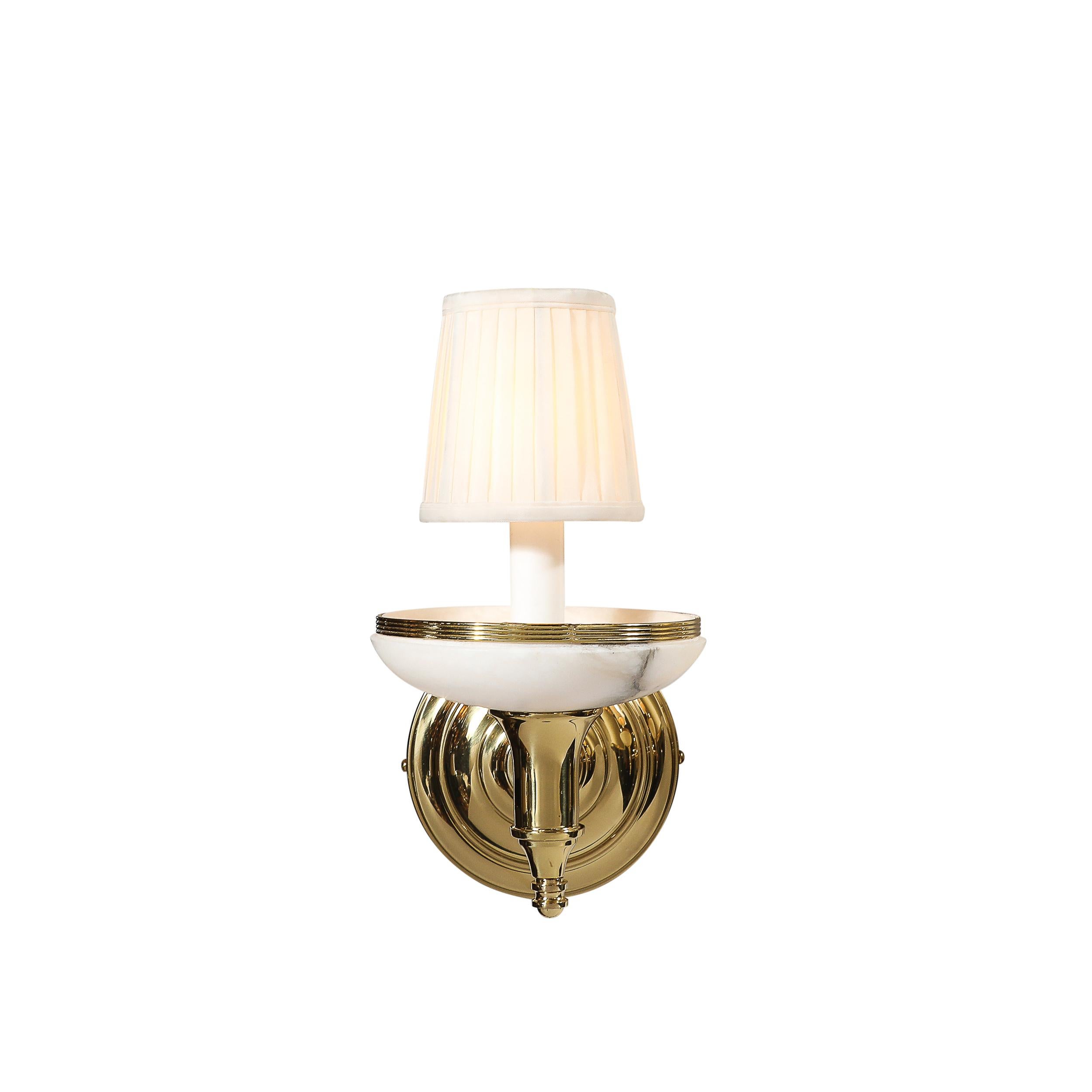 Italiano Coppia di lampade in stile Art Déco in alabastro e ottone lucido in vendita