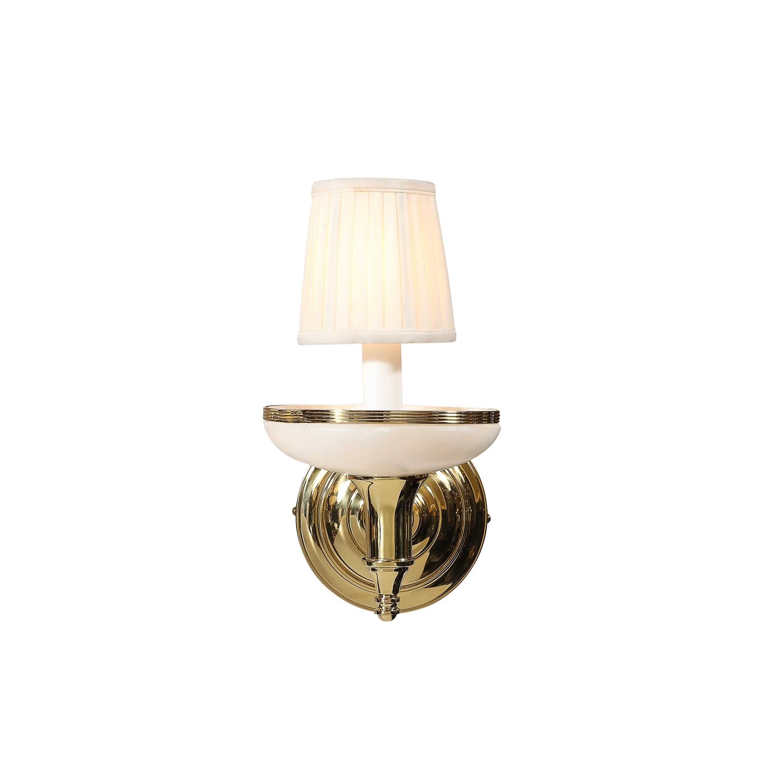 Coppia di lampade in stile Art Déco in alabastro e ottone lucido In condizioni ottime in vendita a New York, NY
