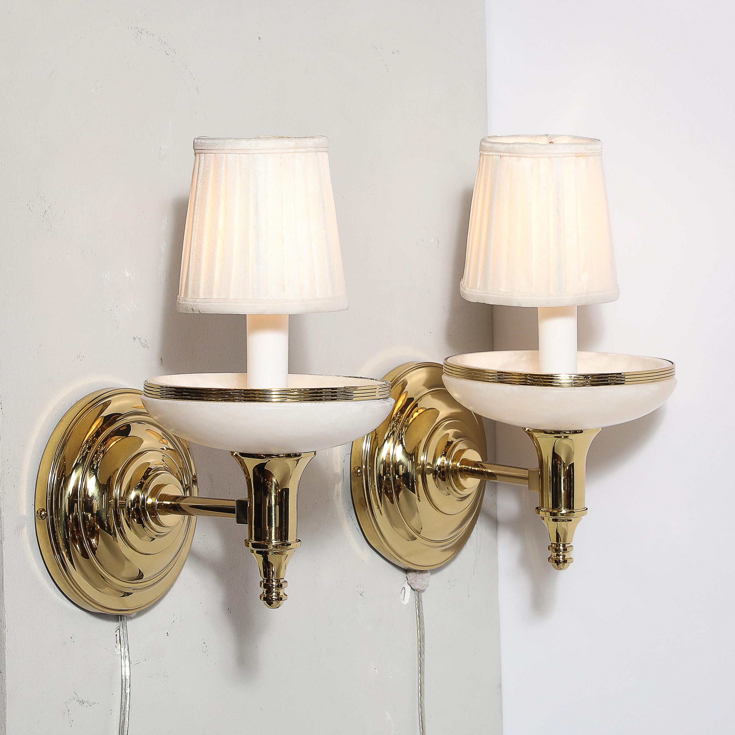 Ottone Coppia di lampade in stile Art Déco in alabastro e ottone lucido in vendita