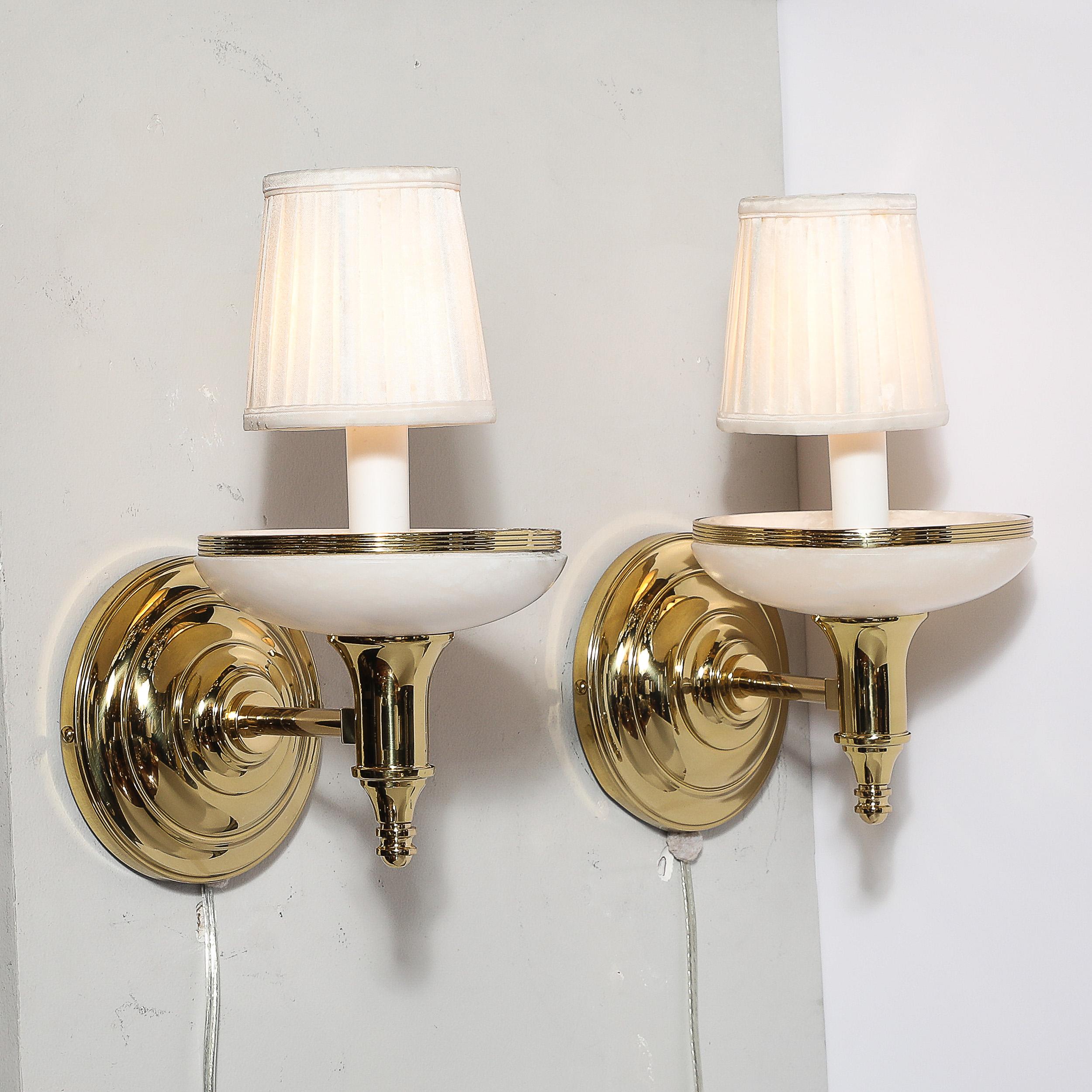 Coppia di lampade in stile Art Déco in alabastro e ottone lucido in vendita 1