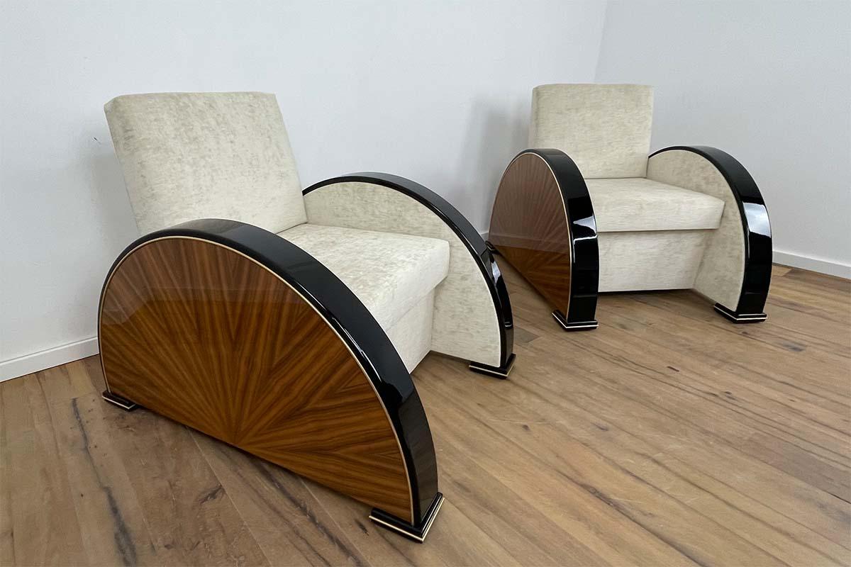 Paire de fauteuils de style Art Déco en noyer et noir piano avec détails en laiton en vente 1