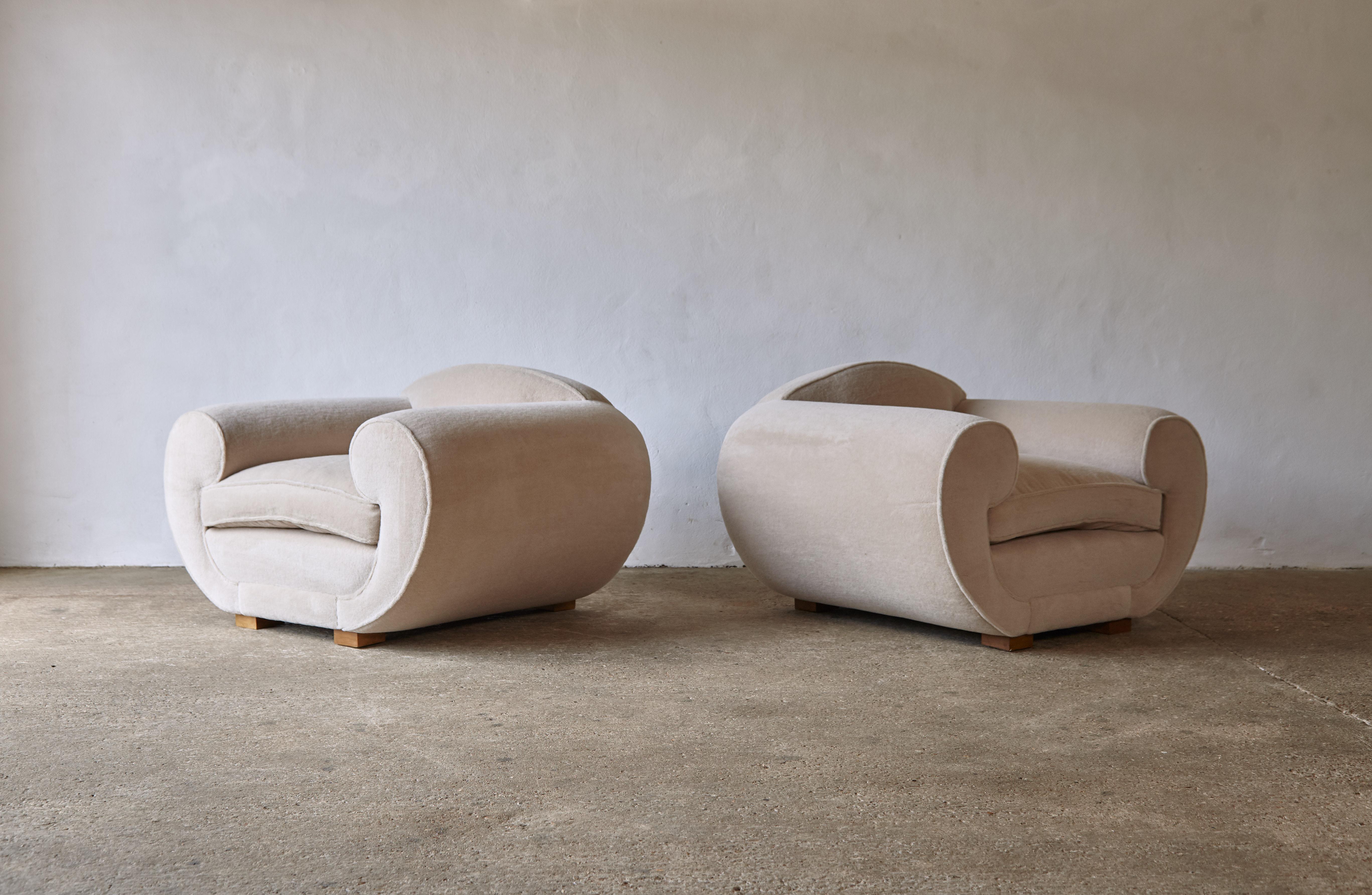 Superbe paire de fauteuils de style Jean Royere / Maison Gouffe, tapissés en pur Alpaga. Cadre en hêtre de haute qualité fabriqué à la main et nouvellement recouvert d'un tissu 100% alpaga beige / pierre de première qualité. Expédition rapide dans