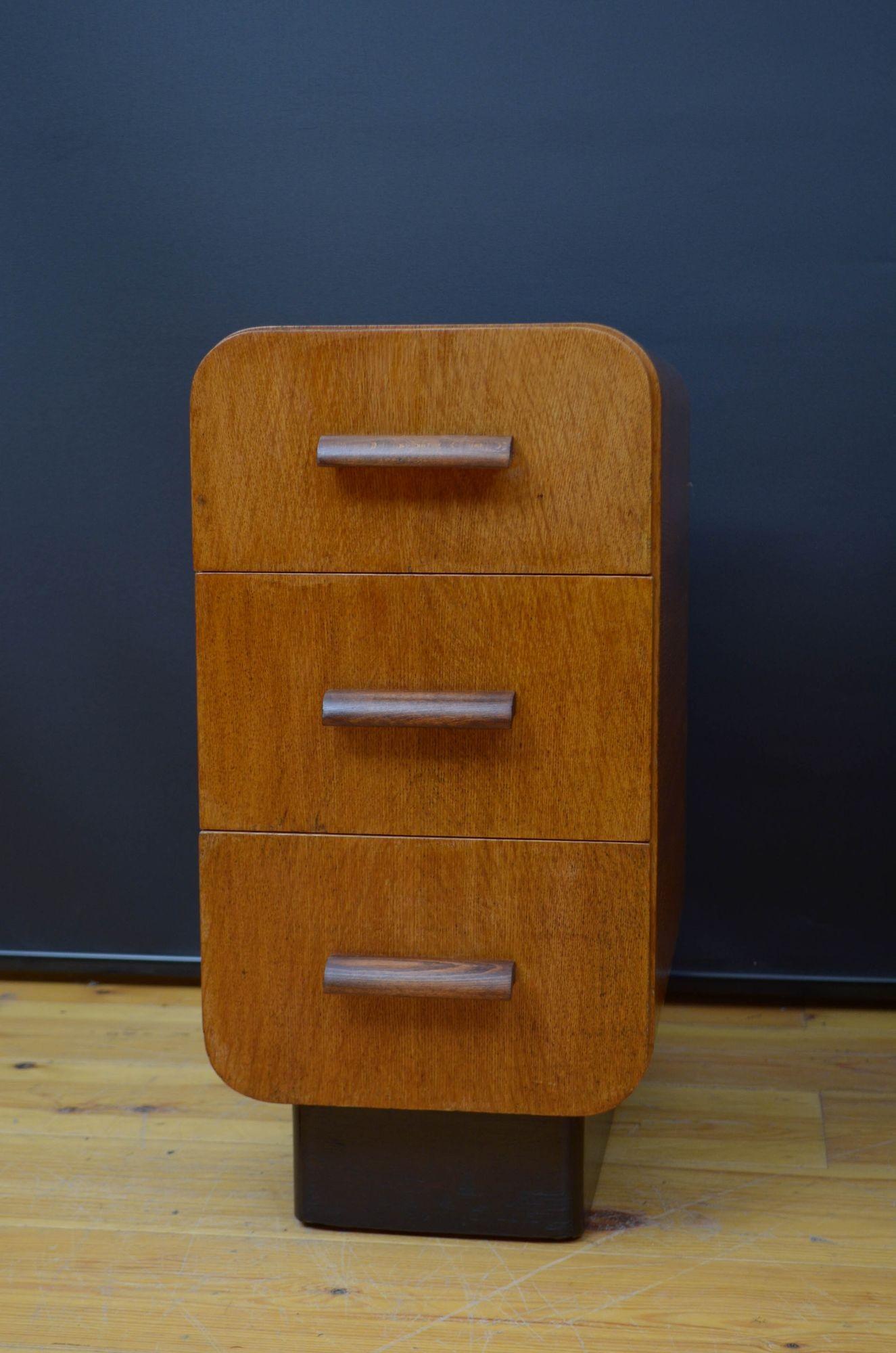 Pair Of Art Deco Style Bedside Drawers in Oak For Sale 6