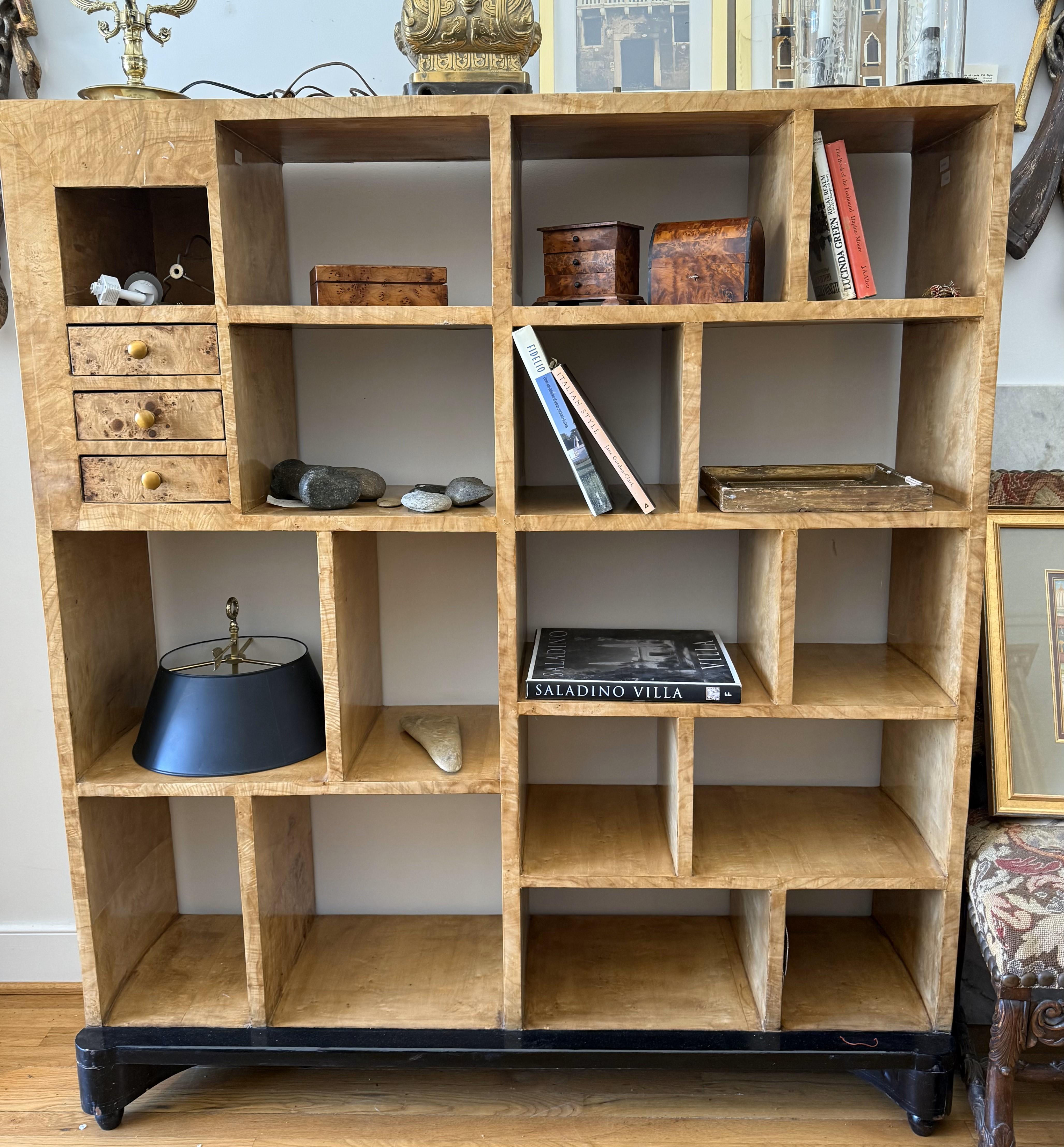 Coppia di divisori per ambienti in betulla in stile Art Déco. Forma quadrata con un vano sopra tre cassetti e più ripiani divisi. Tutti sono realizzati in 