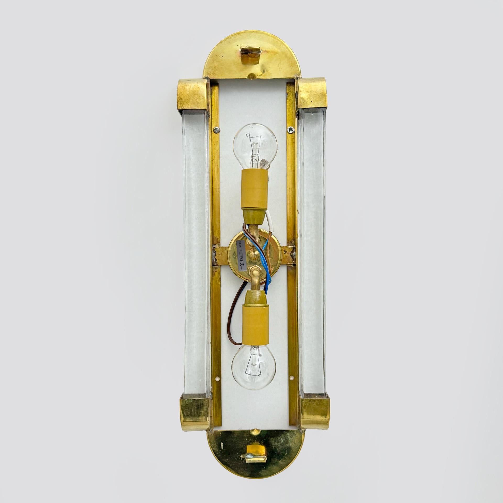 Ottone Coppia di lampade in stile Art Dèco in ottone e vetro di Murano smerigliato in vendita