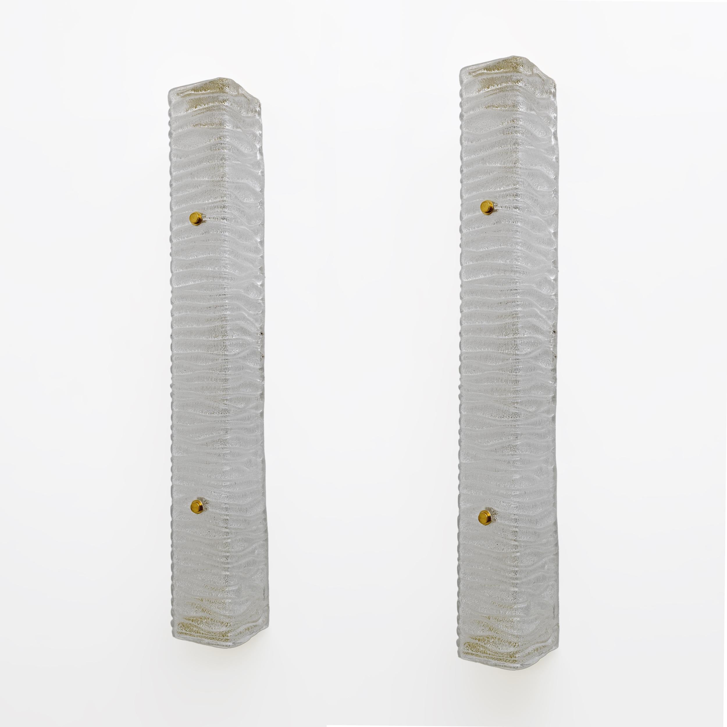 Coppia di lampade da parete o soffitto in vetro di Murano con effetto corteccia e finiture in ottone. Le lampade sono dotate di quattro portalampada con attacco universale E27 per l'Europa o E26 per gli Stati Uniti.