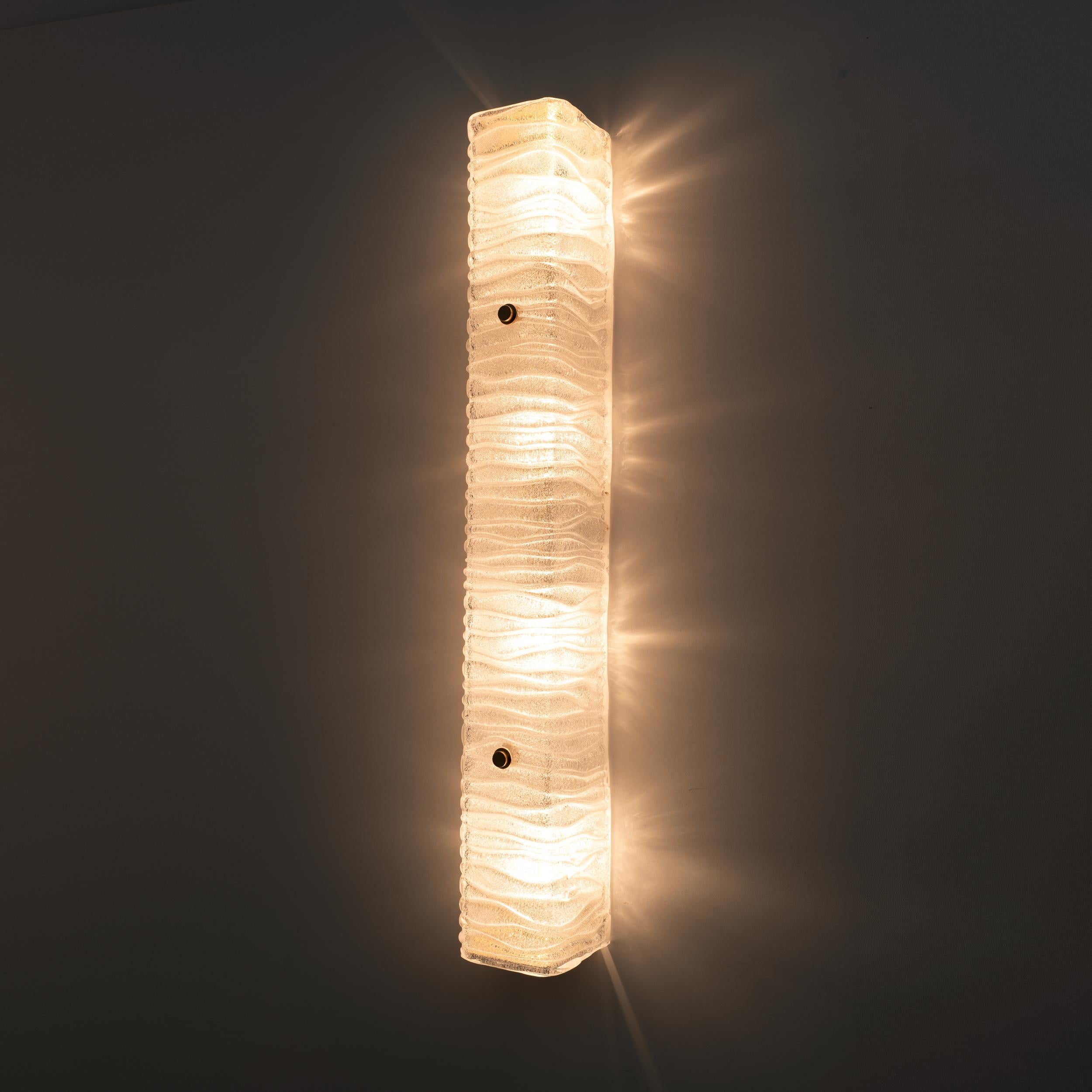 Italiano Coppia di lampade in stile Art Decò in ottone e vetro di Murano testurizzato in vendita