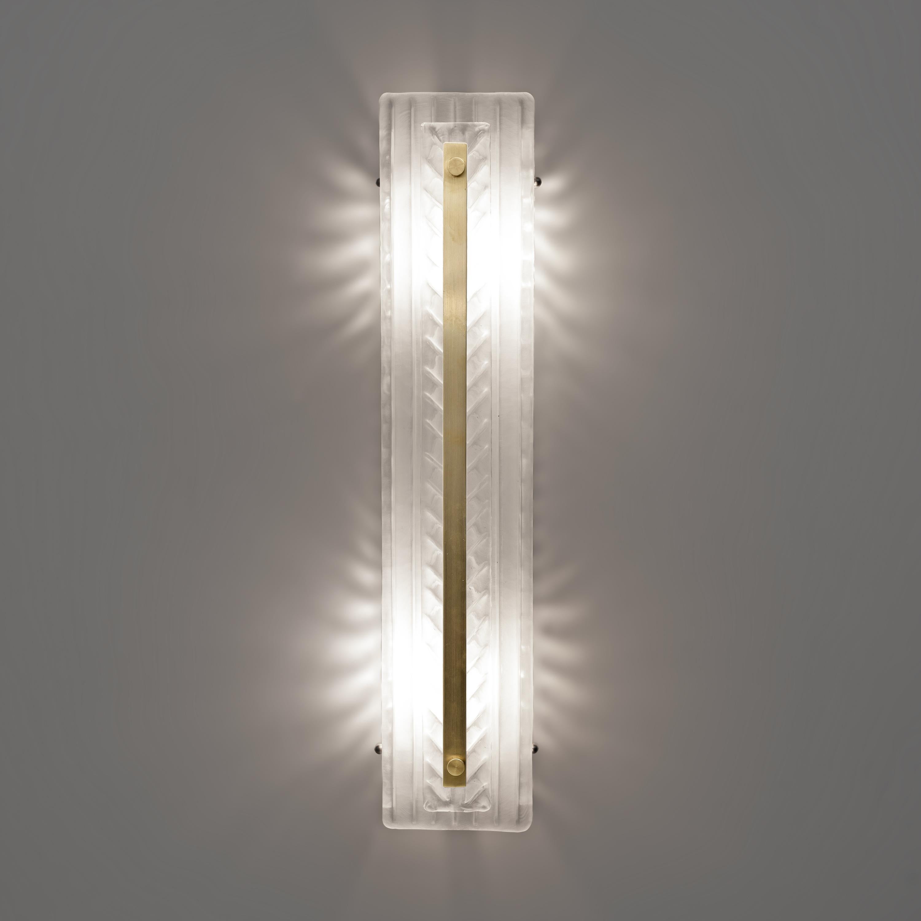Italian Paire d'appliques en laiton et verre de Murano texturé de style Art Déco en vente