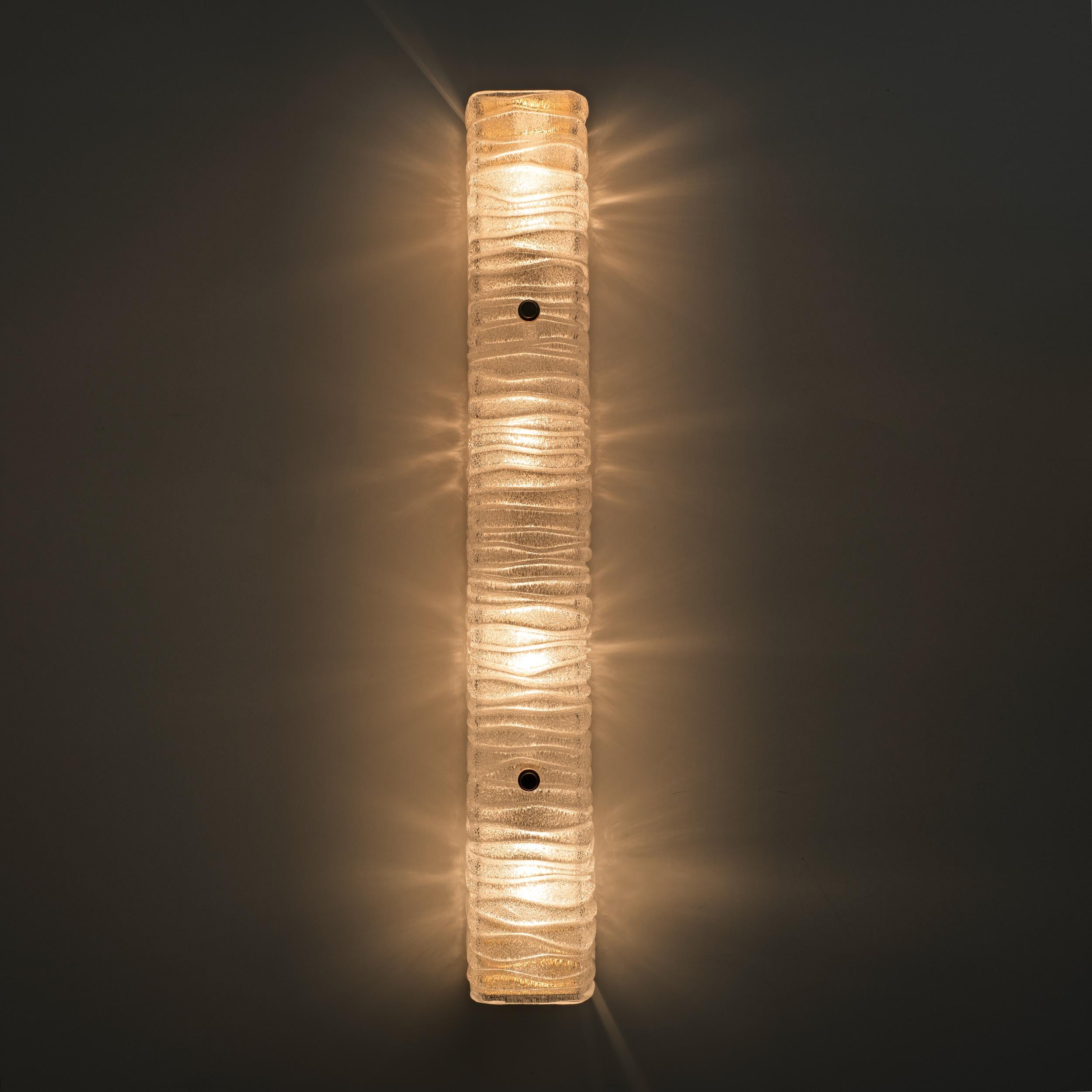 XXI secolo e contemporaneo Coppia di lampade in stile Art Decò in ottone e vetro di Murano testurizzato in vendita