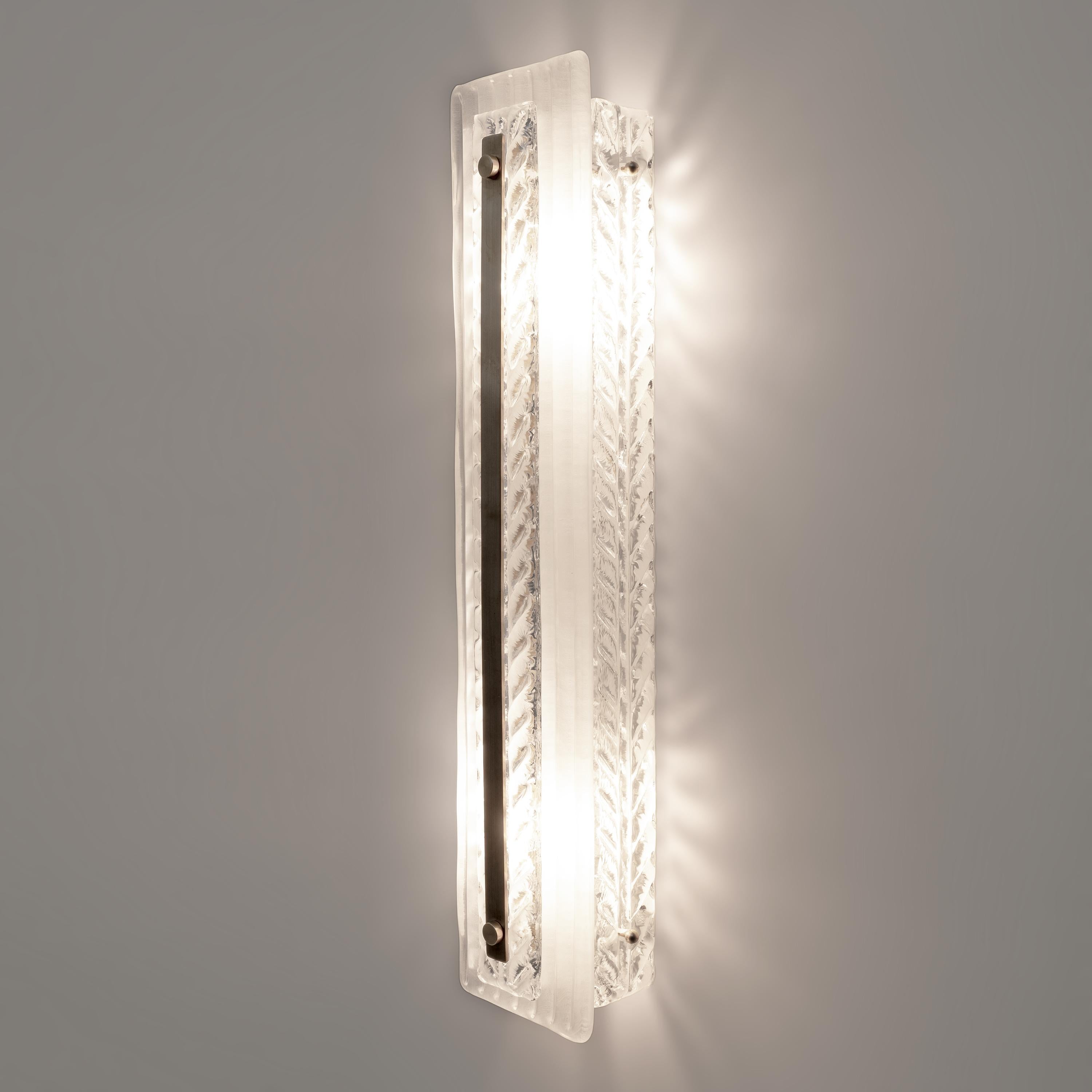 Contemporain Paire d'appliques en laiton et verre de Murano texturé de style Art Déco en vente