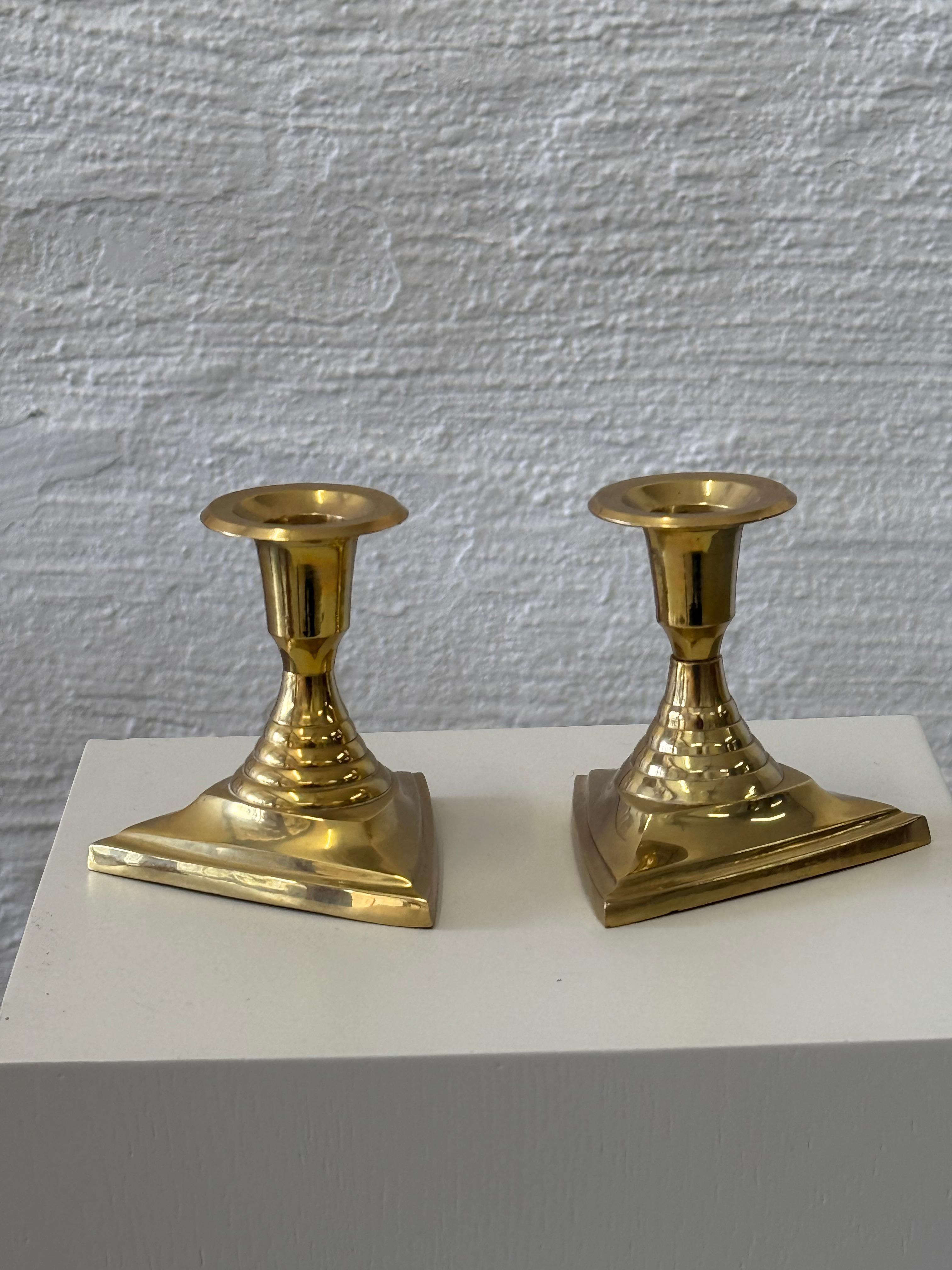 Ottone Coppia di portacandele in ottone in stile Art Déco, anni '70 in vendita
