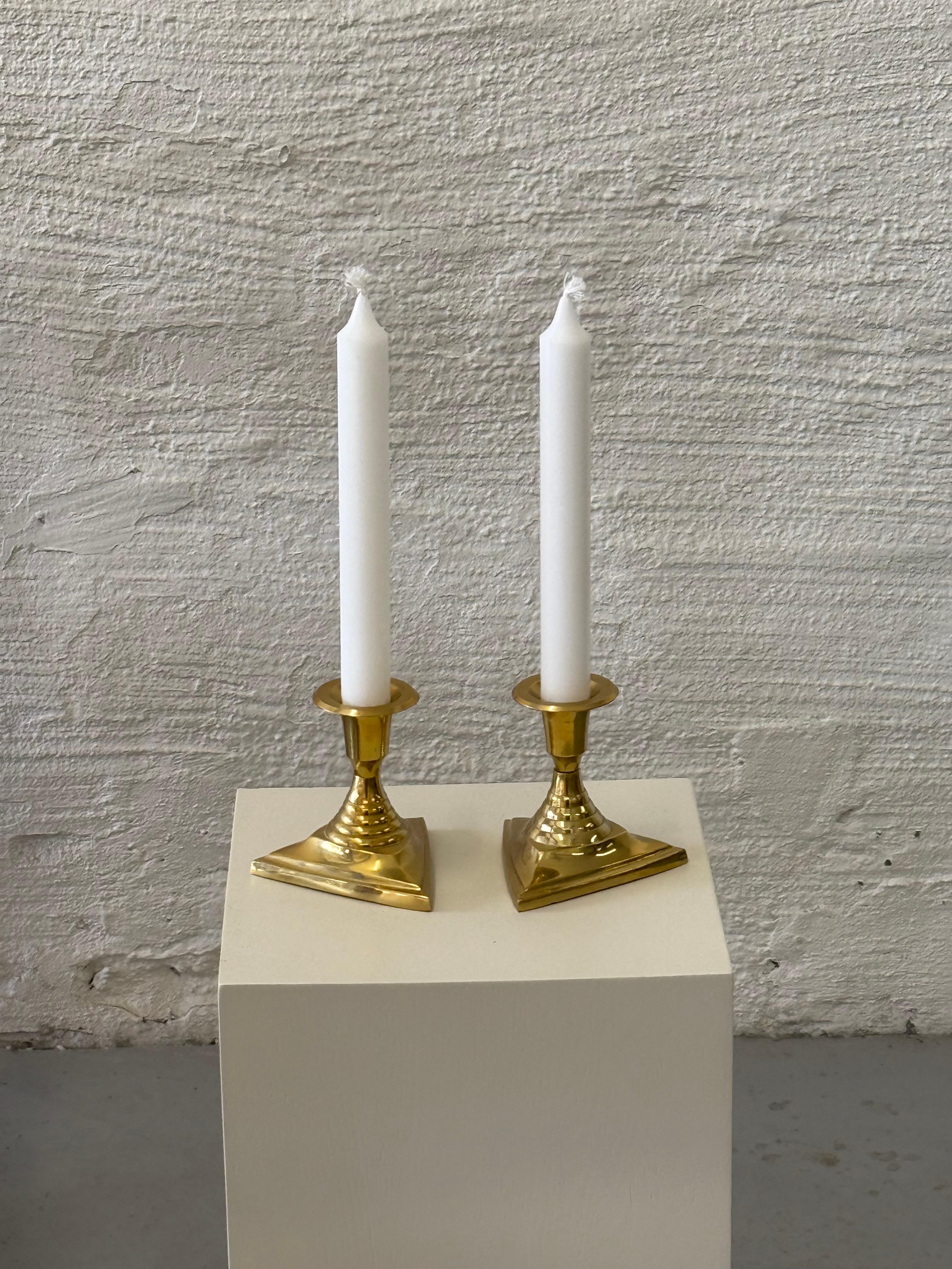 Coppia di portacandele in ottone in stile Art Déco, anni '70 in vendita 1