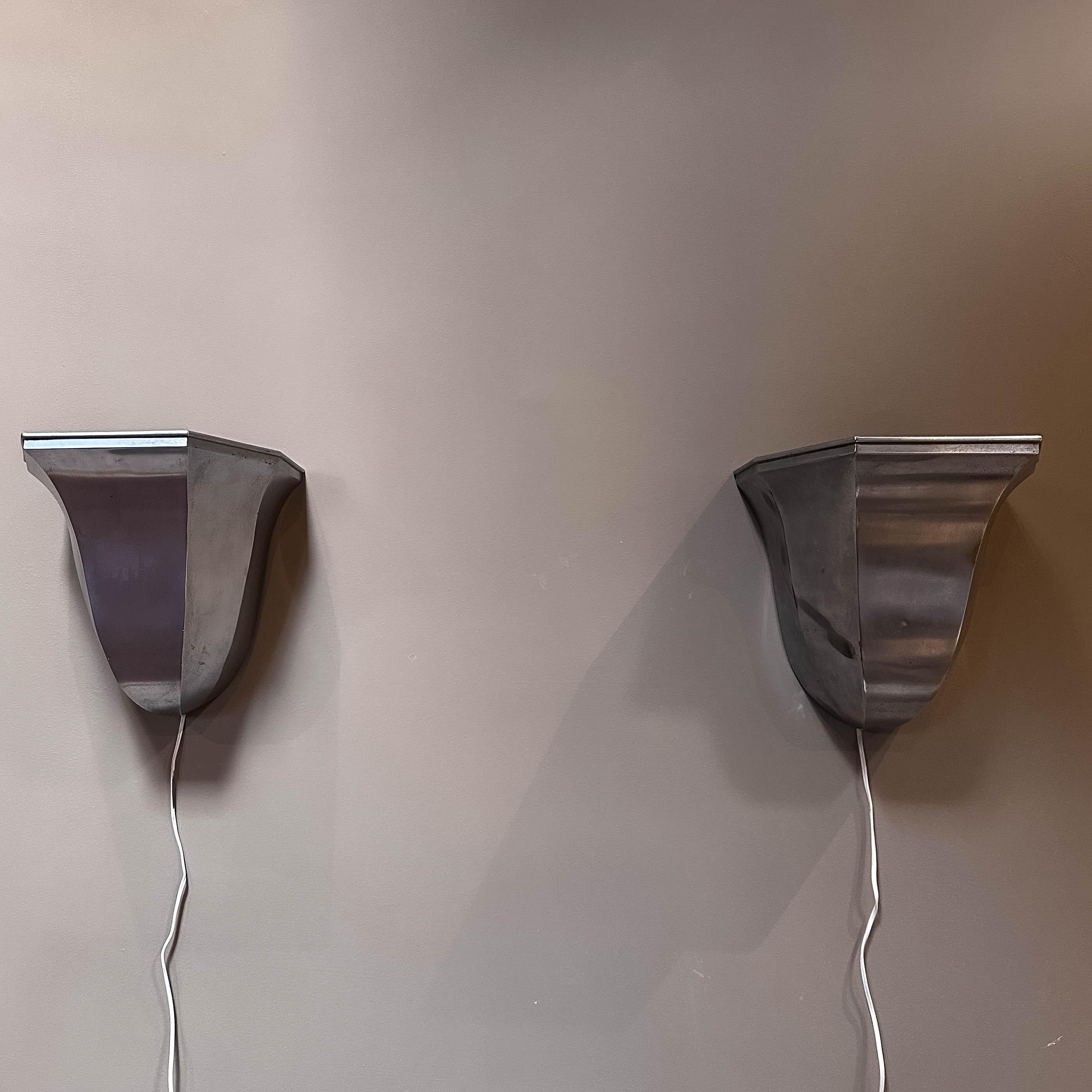 XX secolo Coppia di lampade in metallo spazzolato in stile Art Deco in vendita